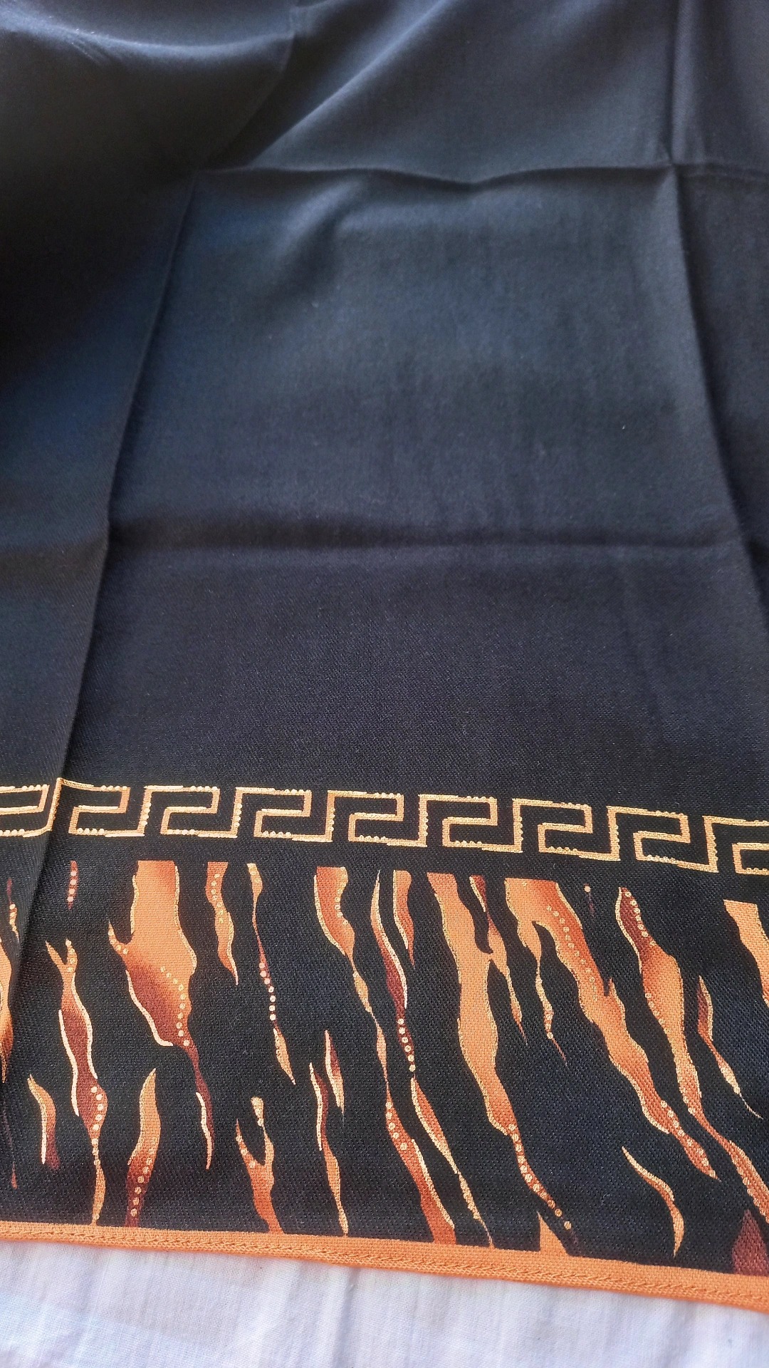 روسری مجلسی طرح ببر با زمینه مشکی