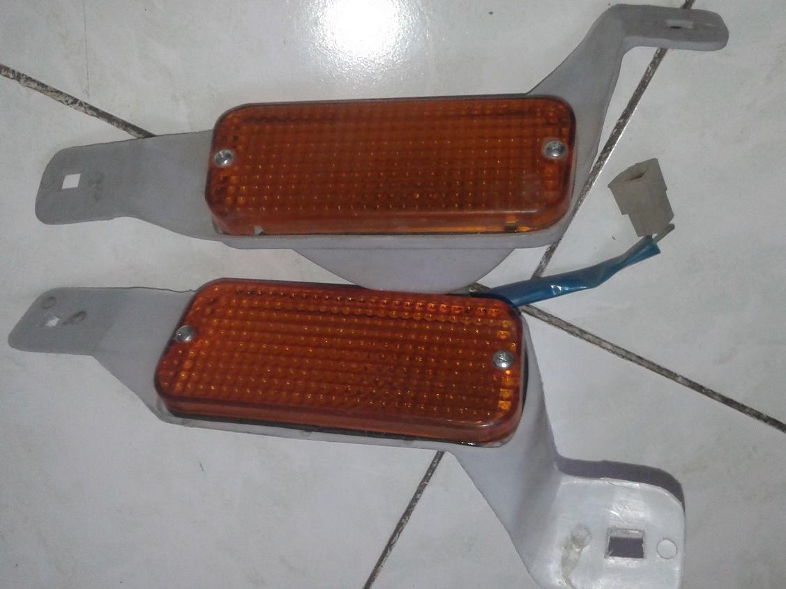 چراغ راهنما جلو داخل سپر تویوتا کرونا مدل 1979