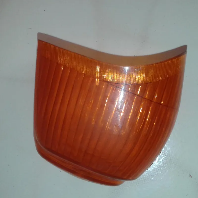 طلق چراغ راهنما روی گلگیر کامیون بنز