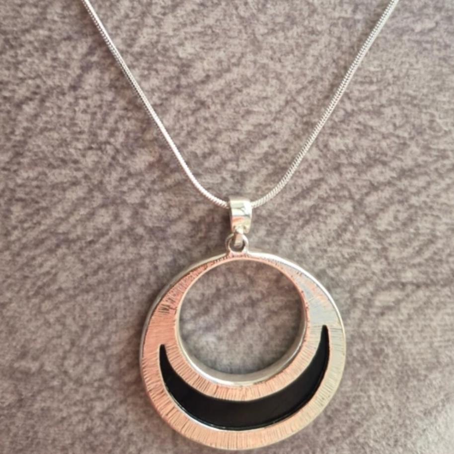 گردنبند بلند با پلاک ماه