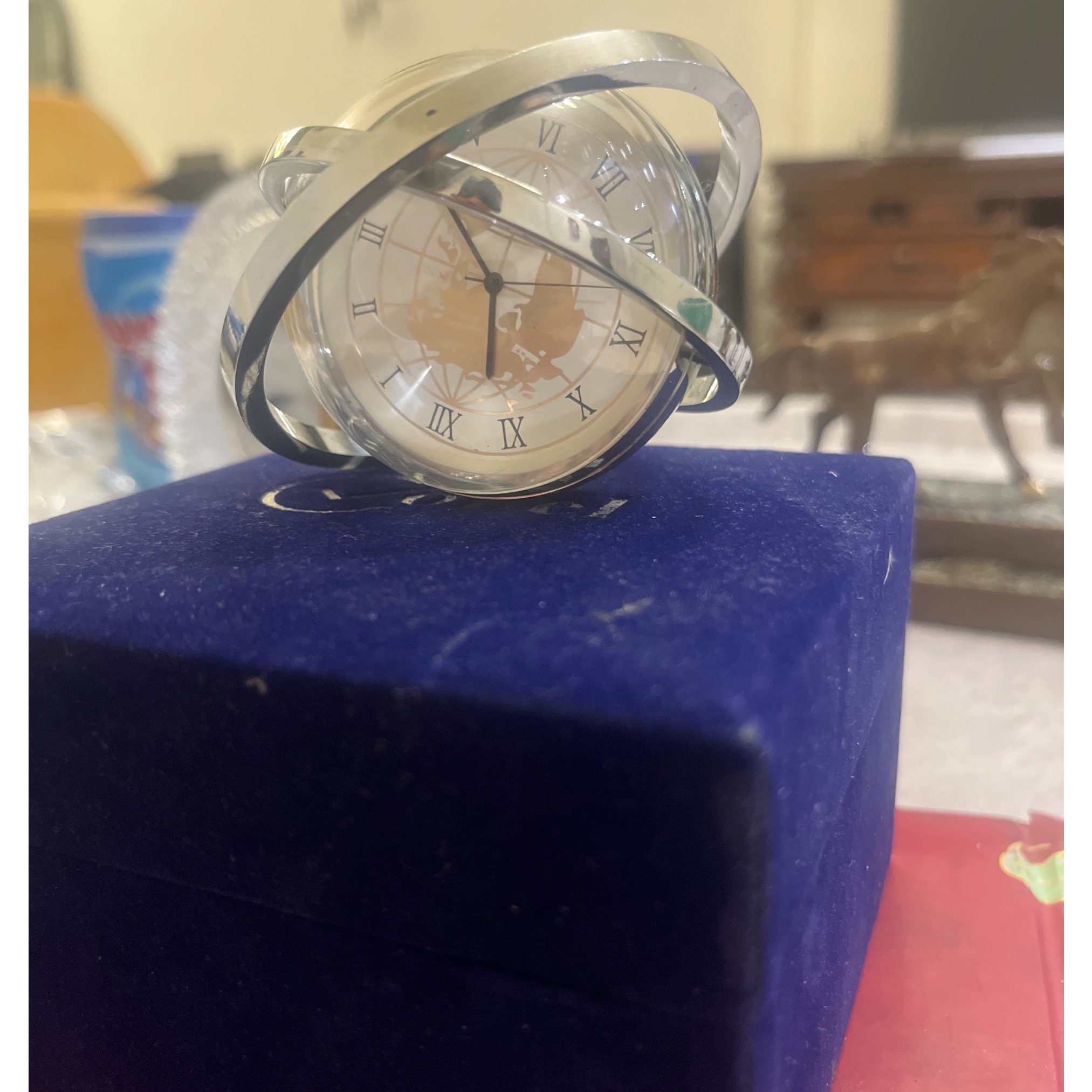 ساعت رومیزی فضایی