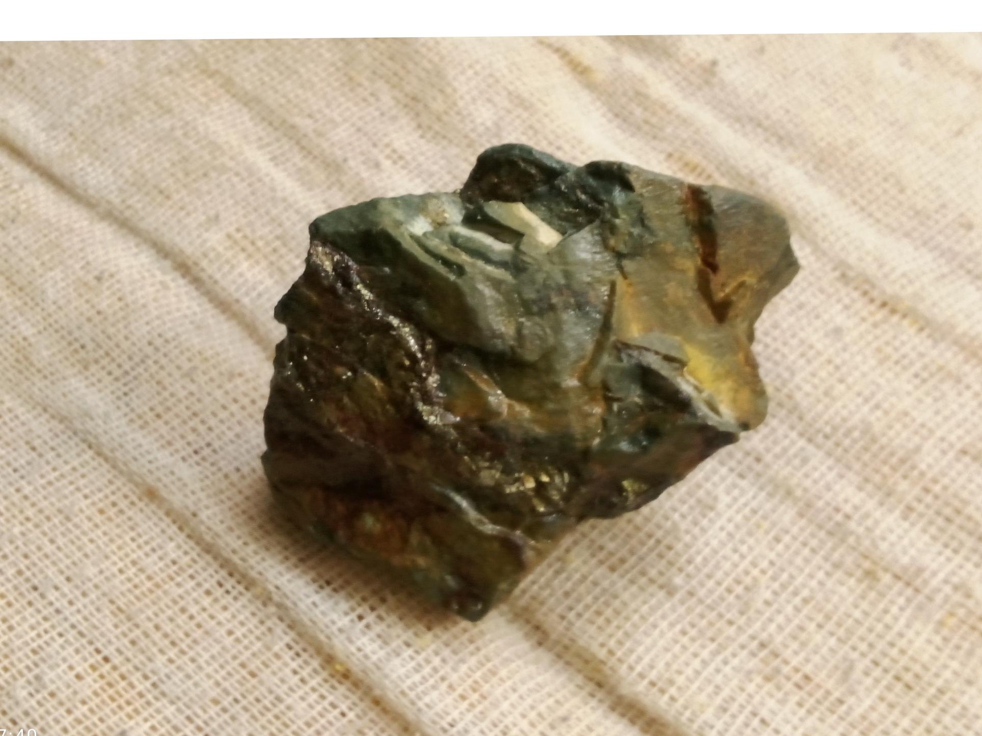 سنگ زیبا مانند سنگ طلا