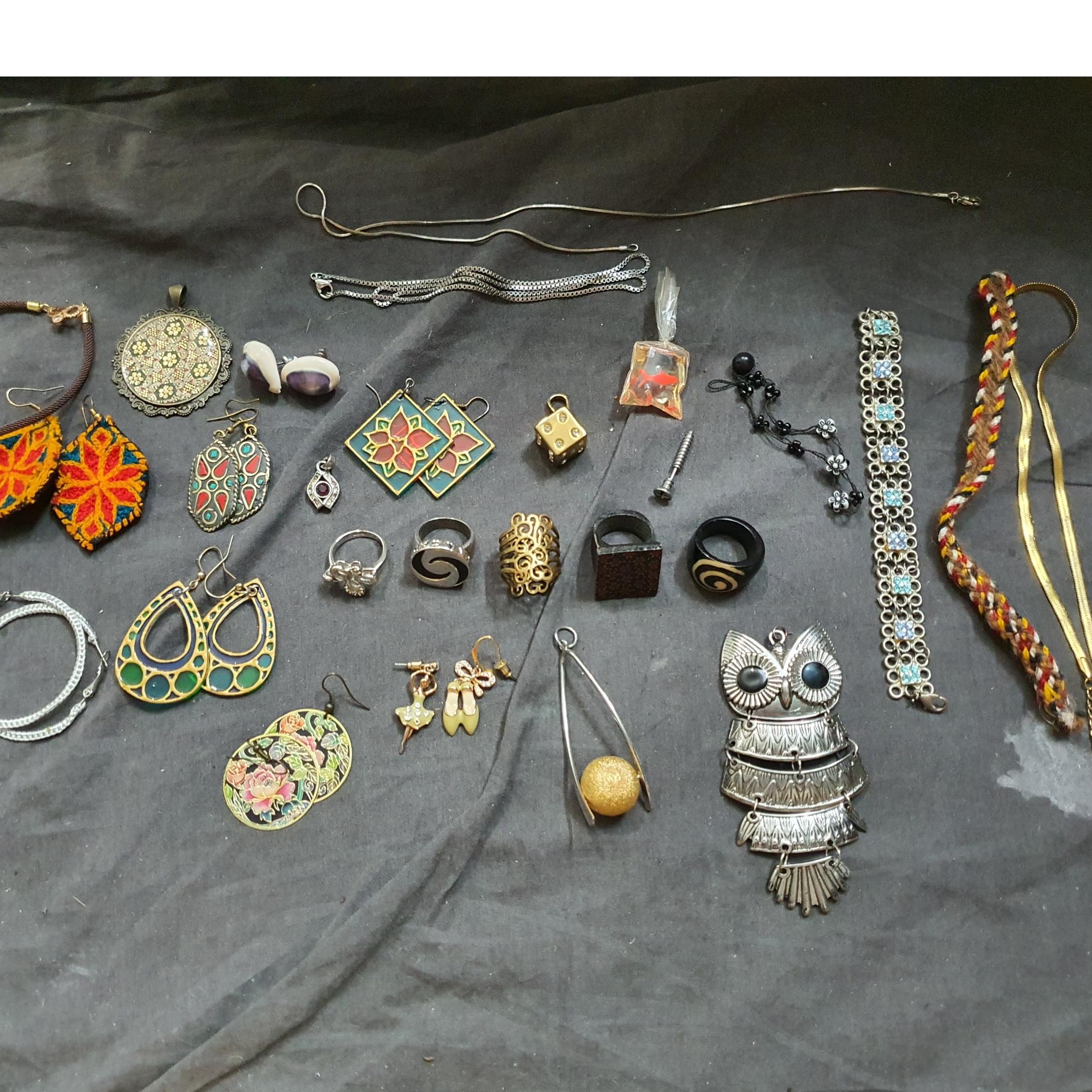 گردنبند و گوشواره و انگشتر قدیمی