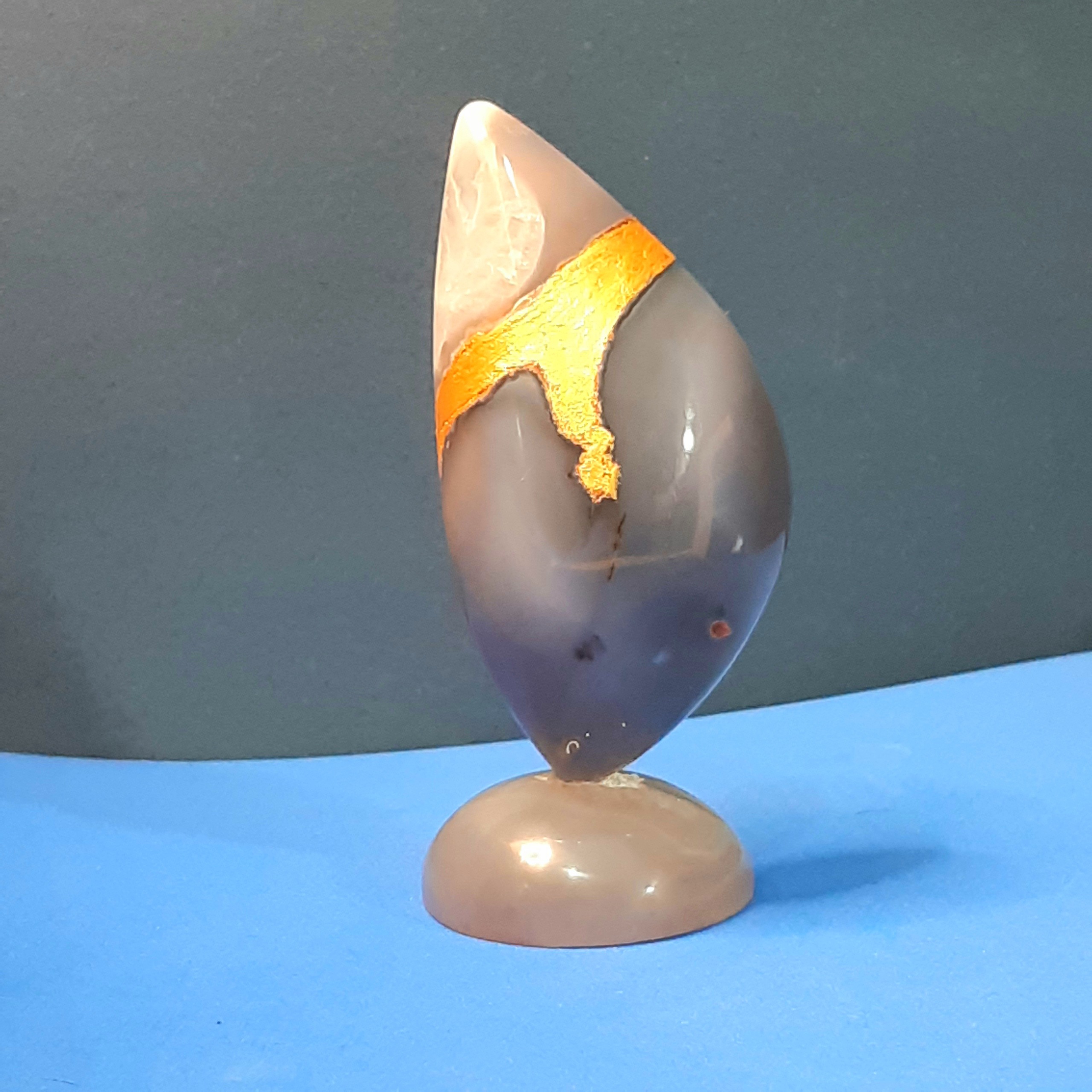 دکوری سنگ عقیق طبیعی با بندزنی طلایی مدل اشکی