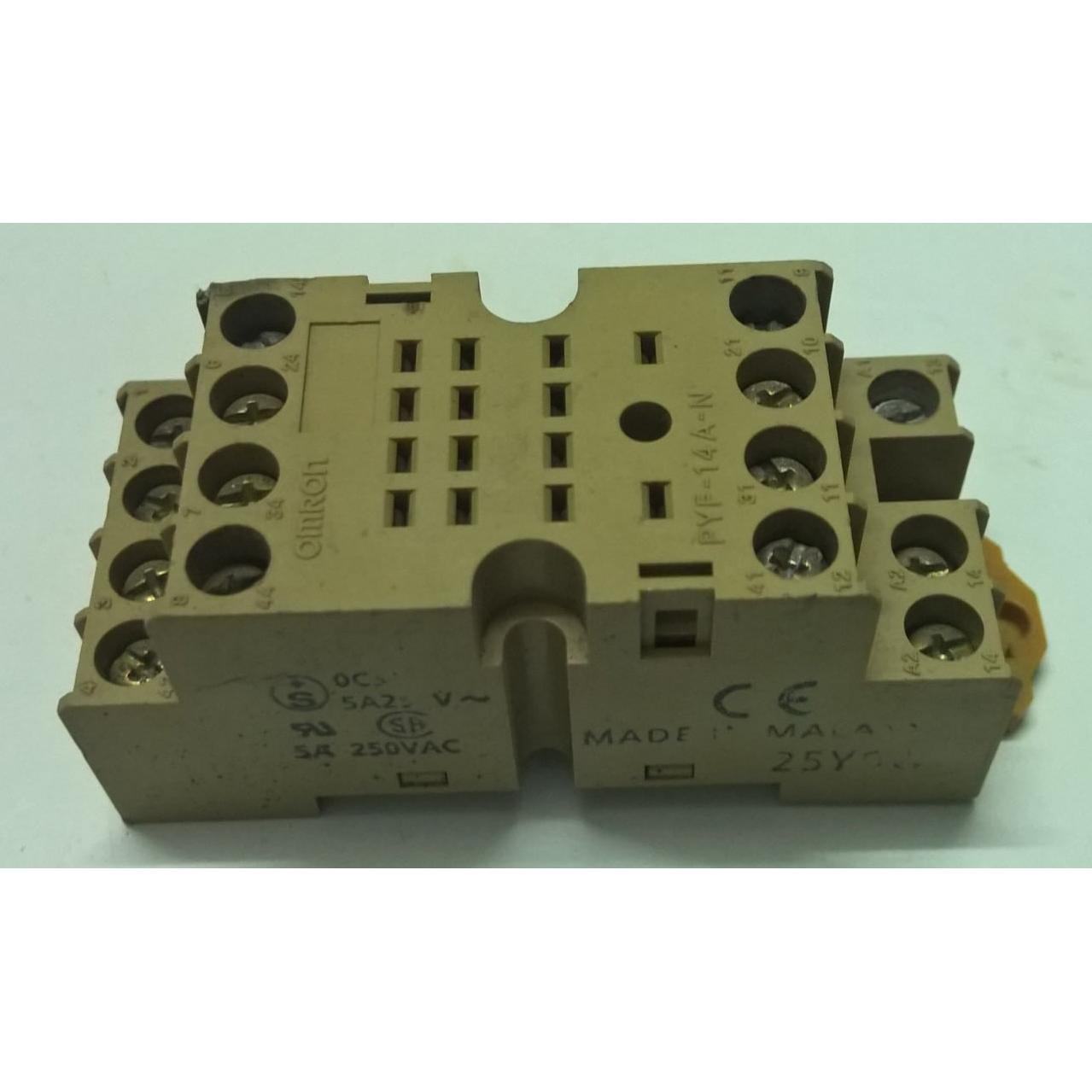 پایه رله امرون کد PYF-14A-N