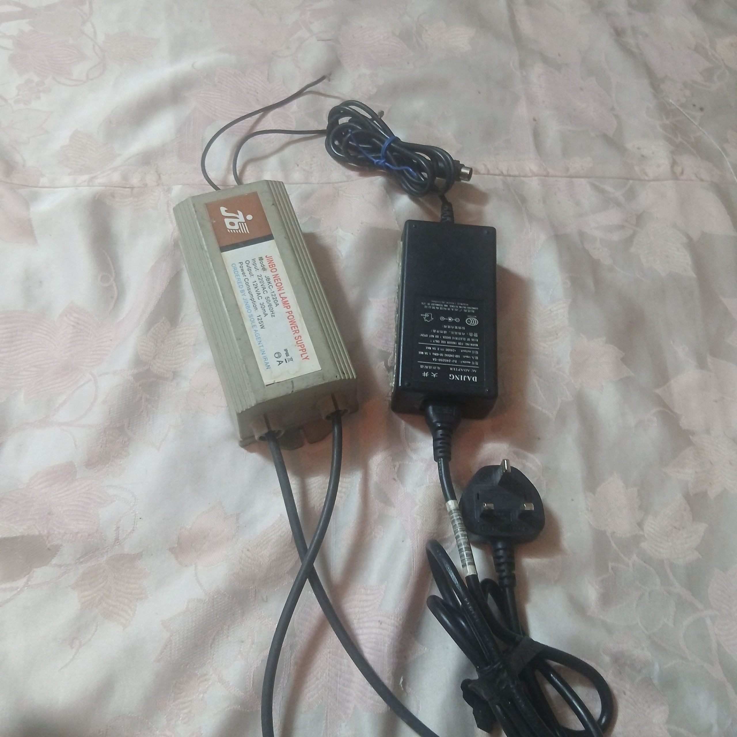 یک عدد ترانس نئون و یک عدد آداپتور