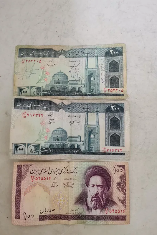 3عدد اسکناس 200و100 ریالی