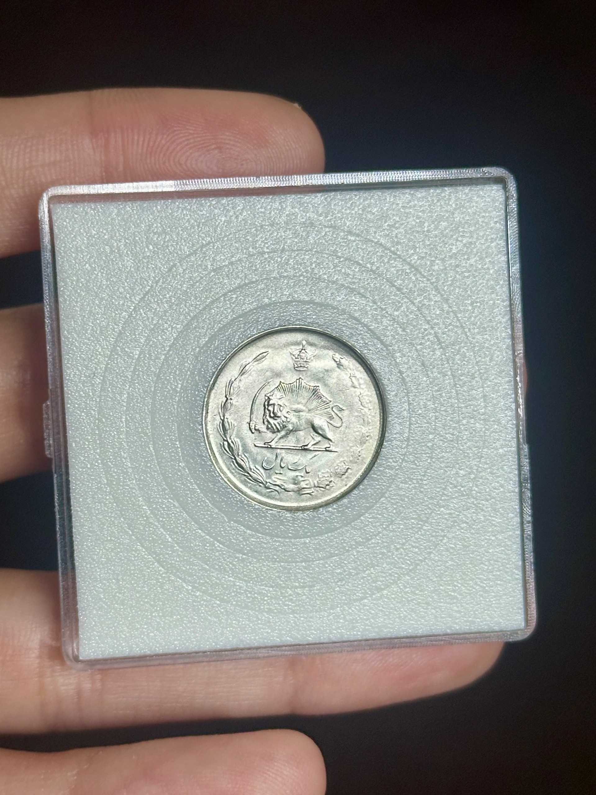 سکه نقره 1 ریال محمدرضاشاه 1325 (سوپربانکی)
