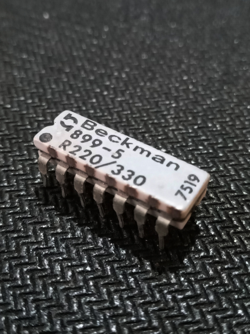 آرایه مقاوت Beckman 899-5-R220330 کلکسیونی