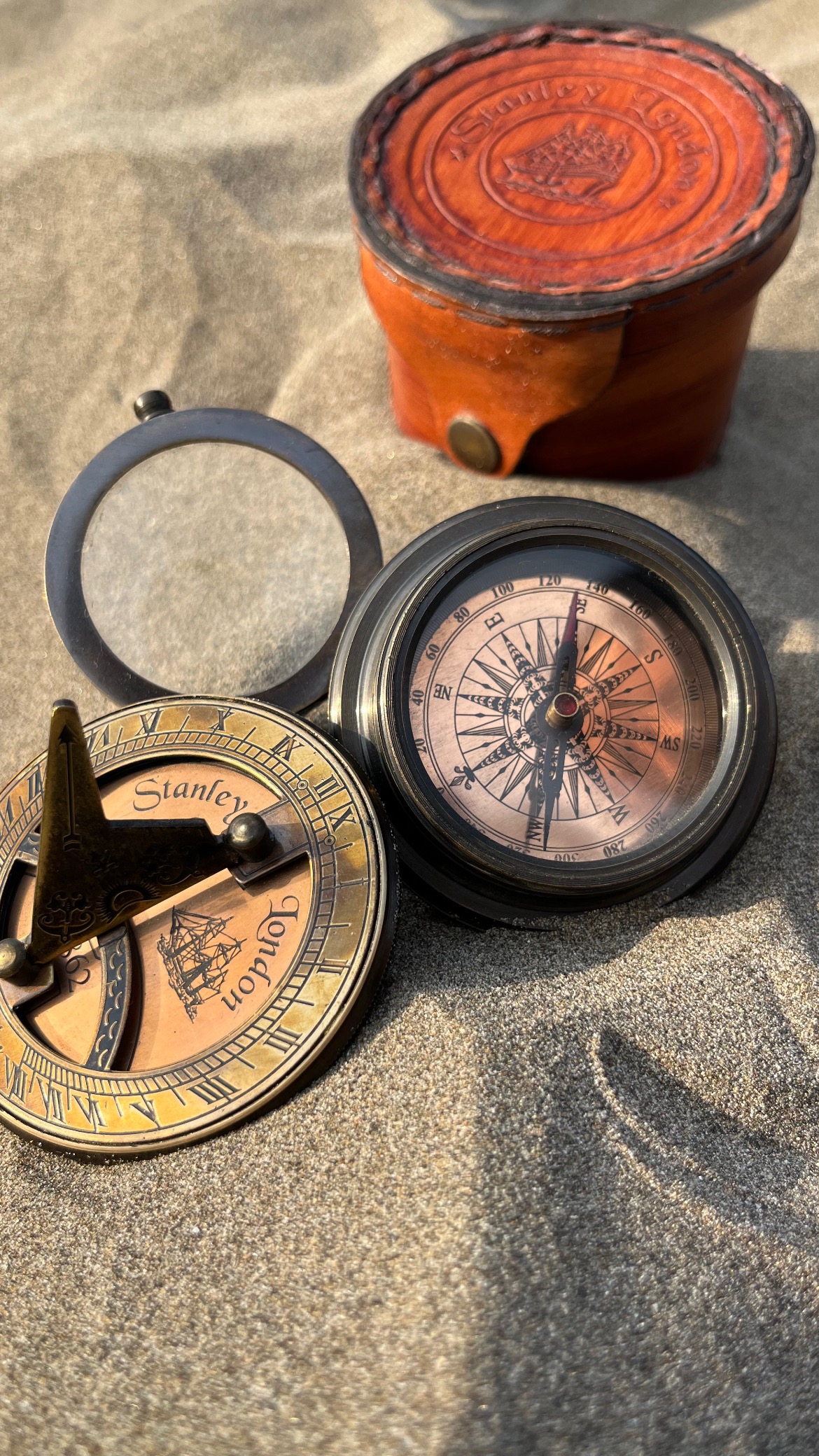 قطب نمای سه کاره انگلیسی