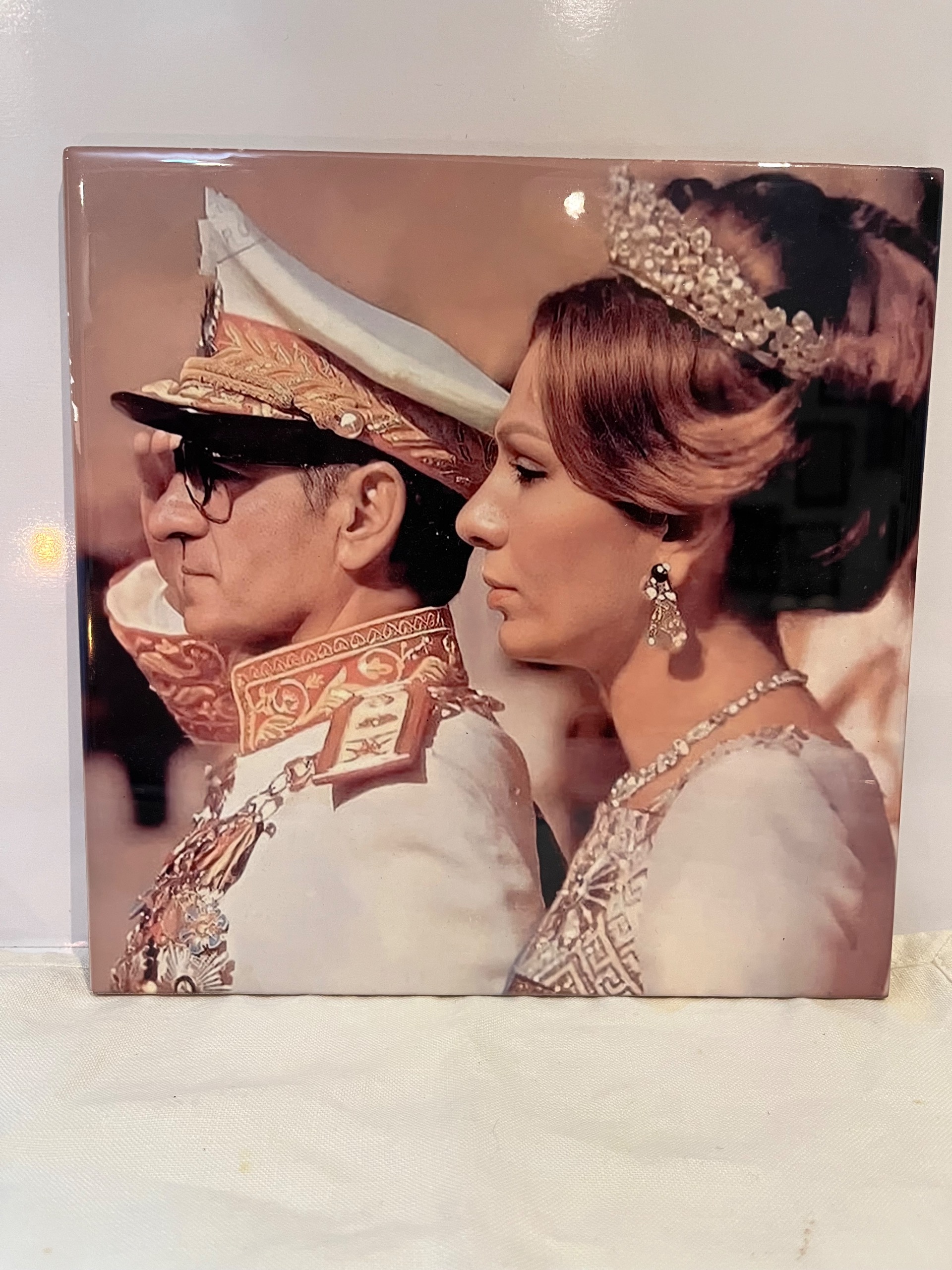 عکس شاهنشاه و ملکه روی کاشی