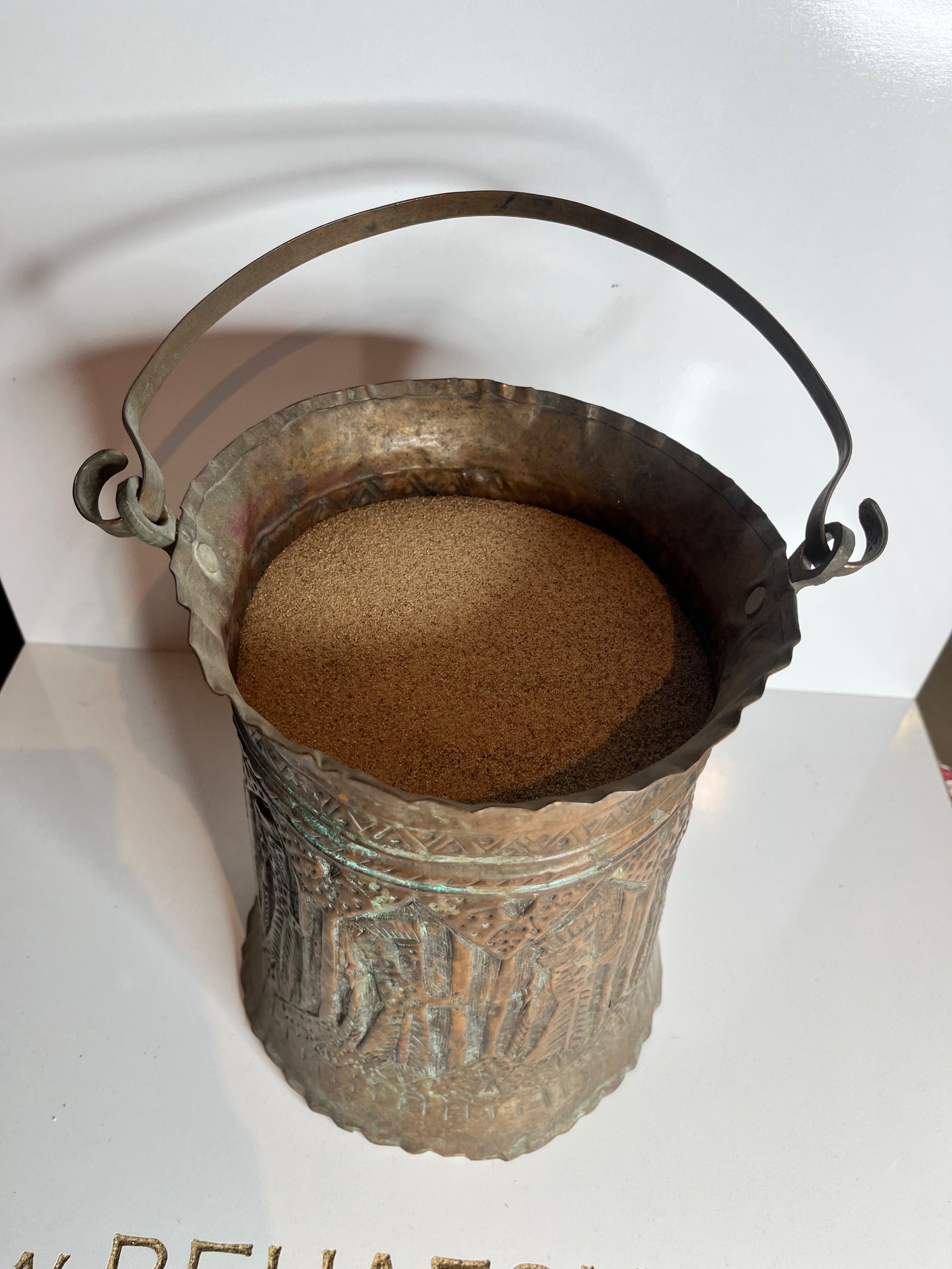سطل مسی قدیمی با دسته و طرح برجسته