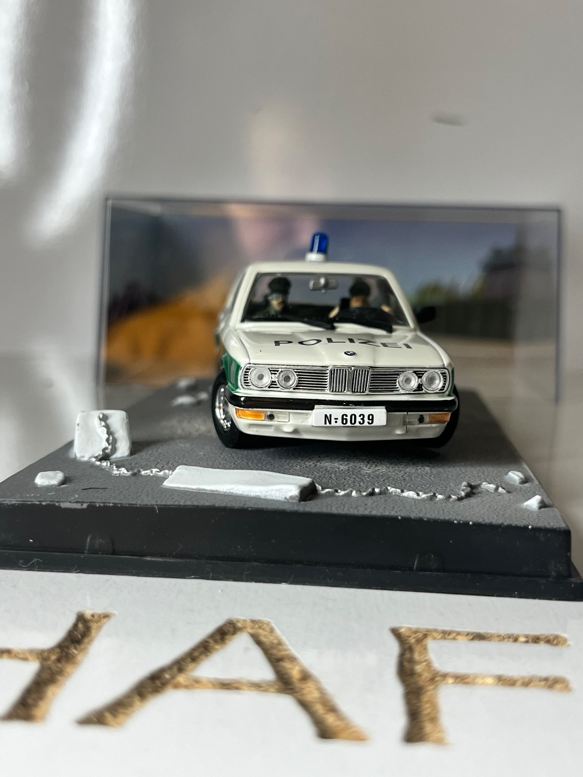 ماکت فلزی BMW 518 پلیس جمیزباند 1/43 دو فیگور