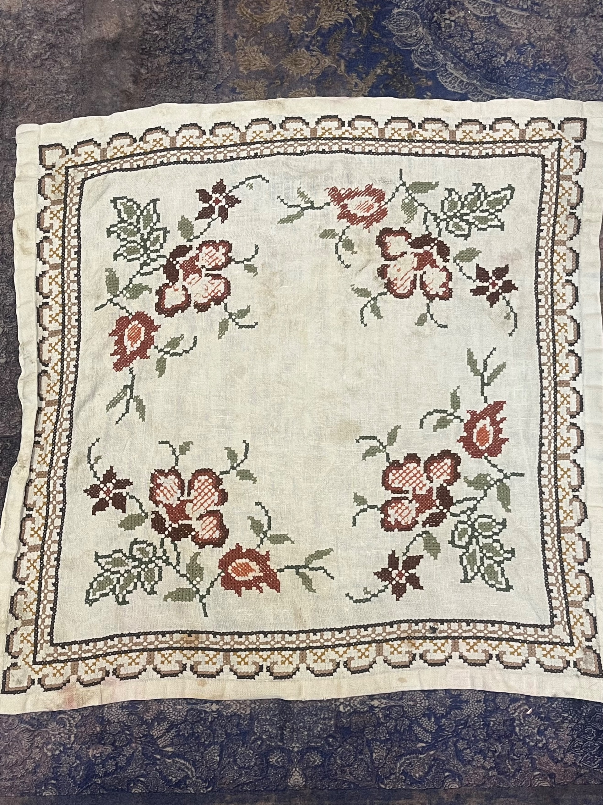 رومیزی قدیمی شماره دوزی شده