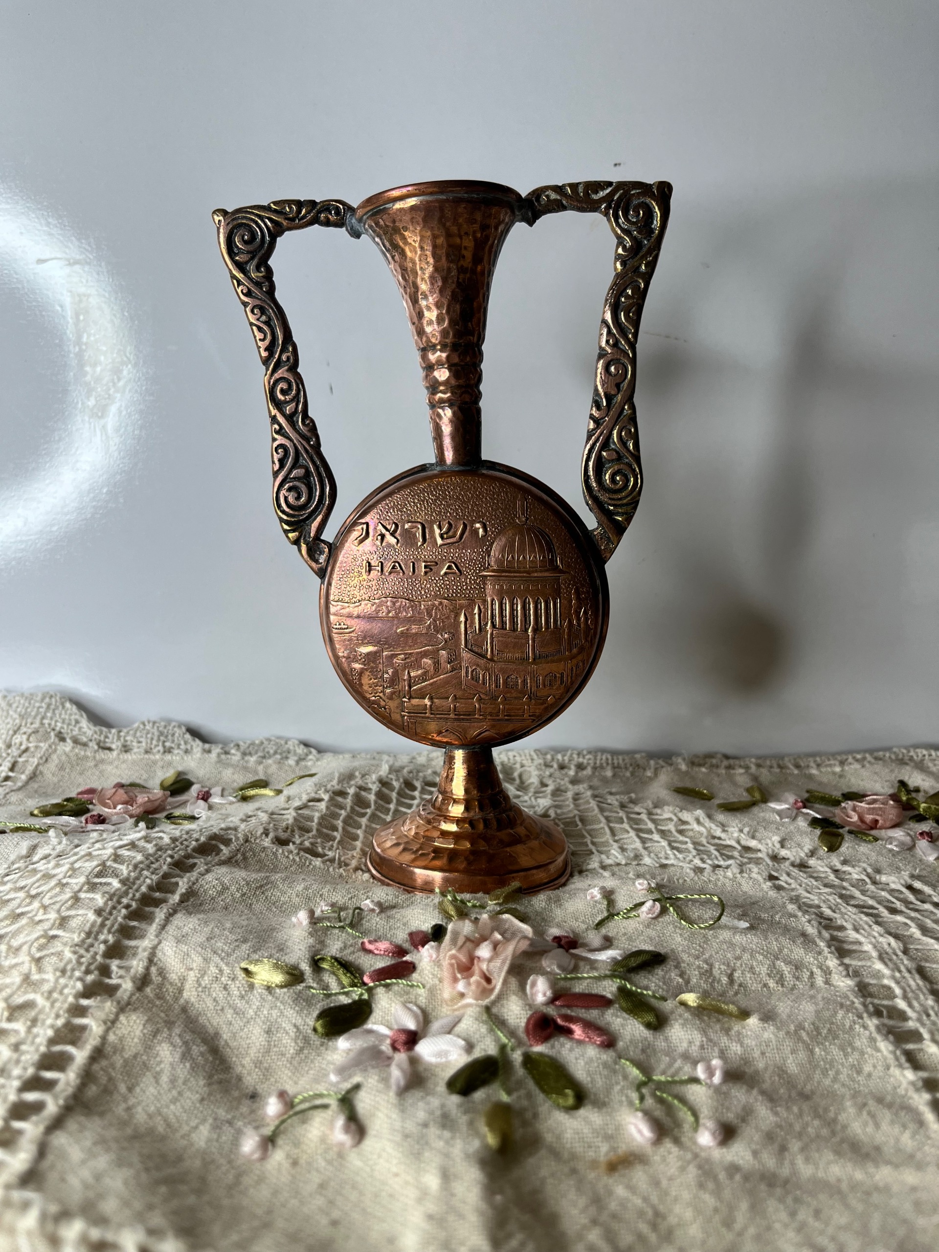 گلدان قدیمی مسی طرح دار برجسته خاص