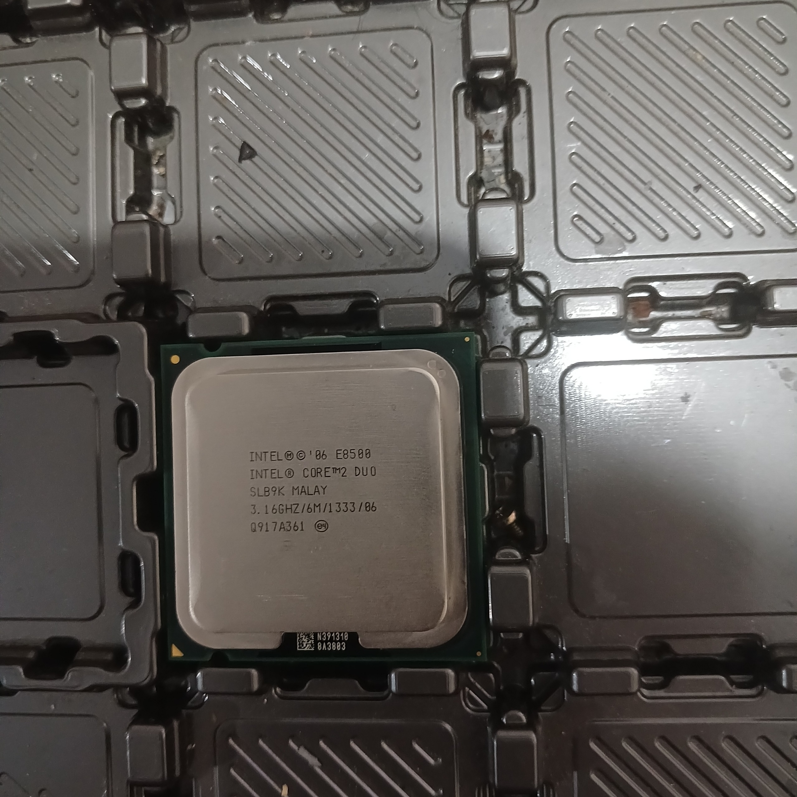 یک عدد پردازنده INTEL E8500