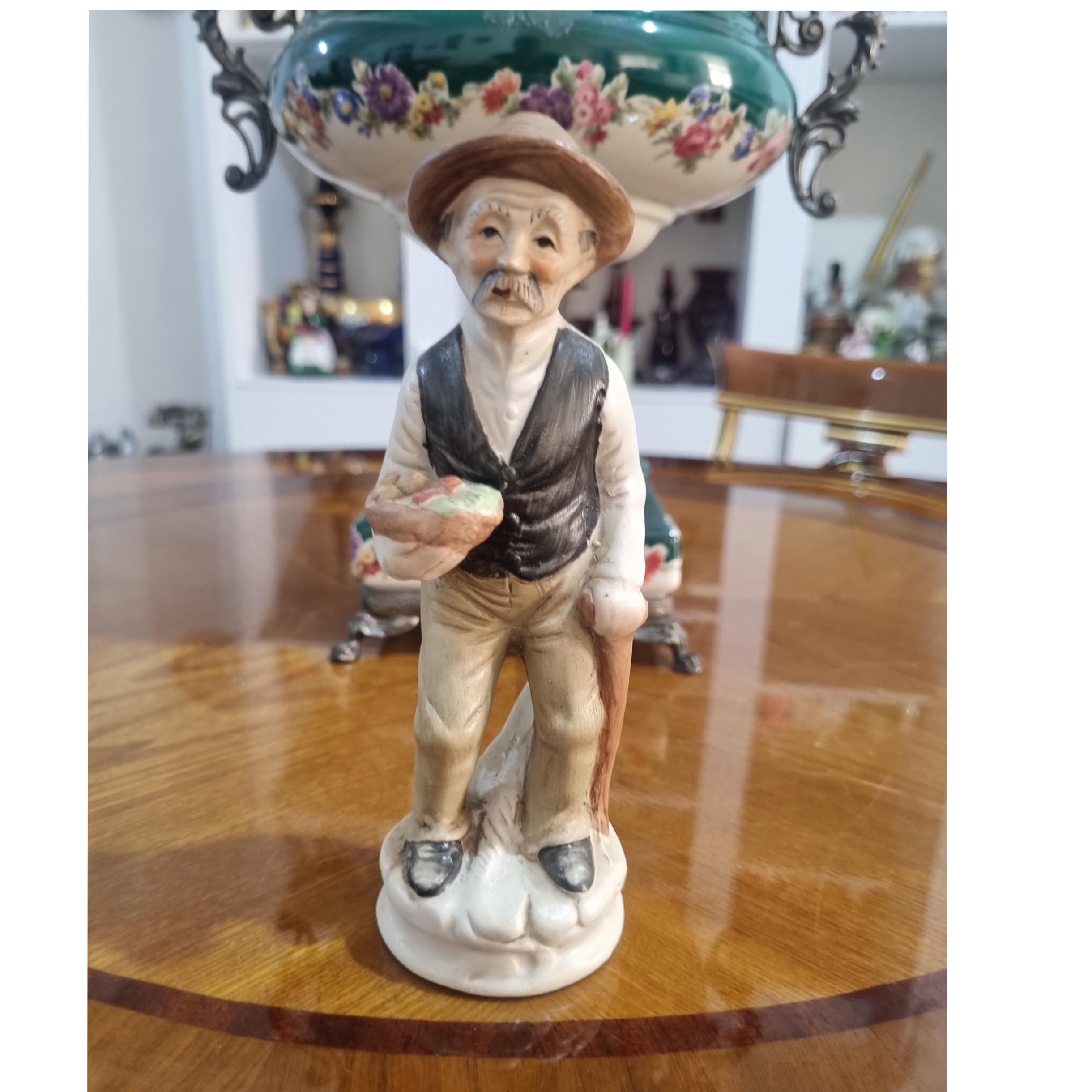 مجسمه آنتیک انگلیسی قدیمی. چینی استخوانی