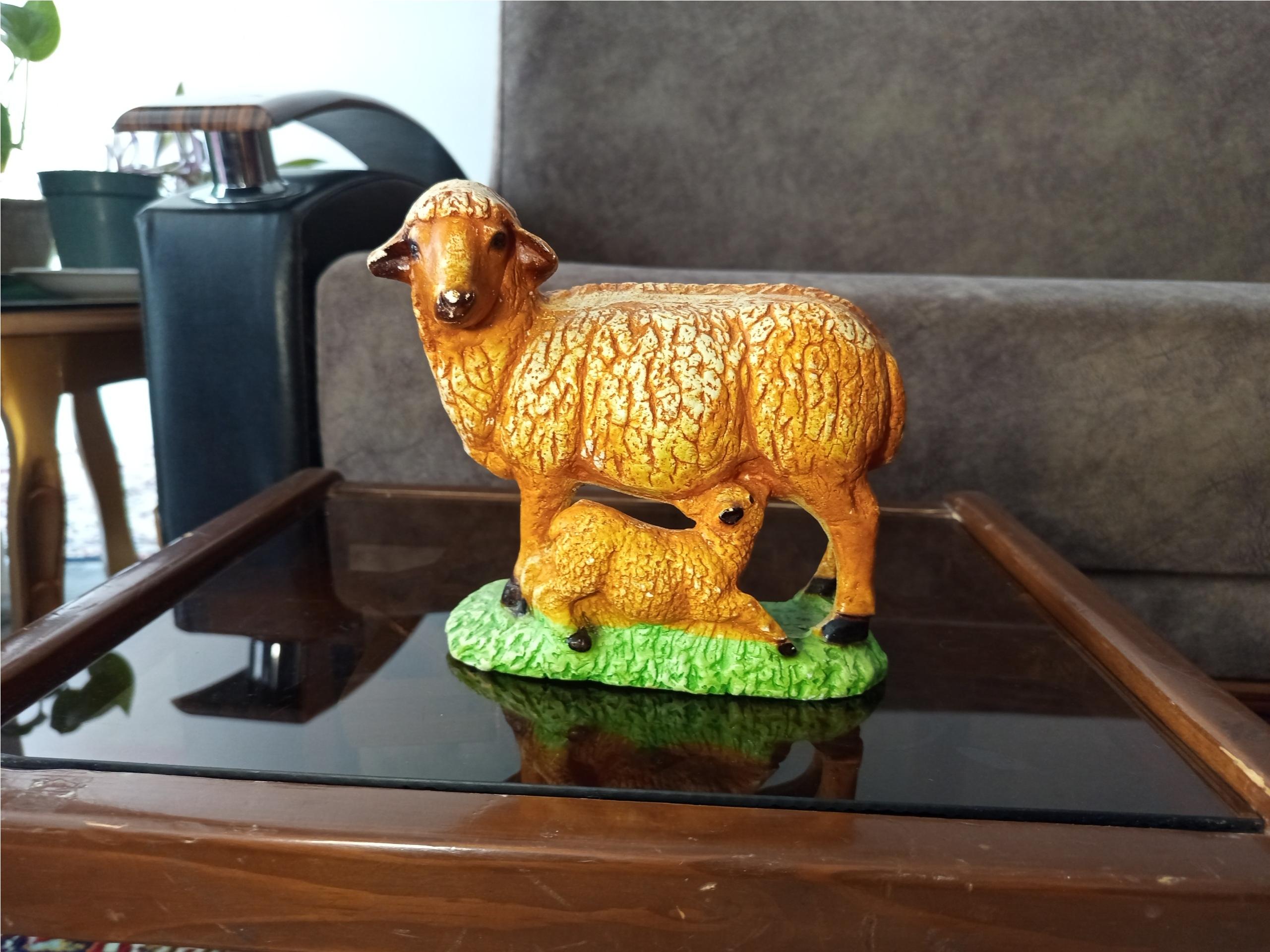 یک عدد مجسمه ی گرجی گوسفند و بره ان