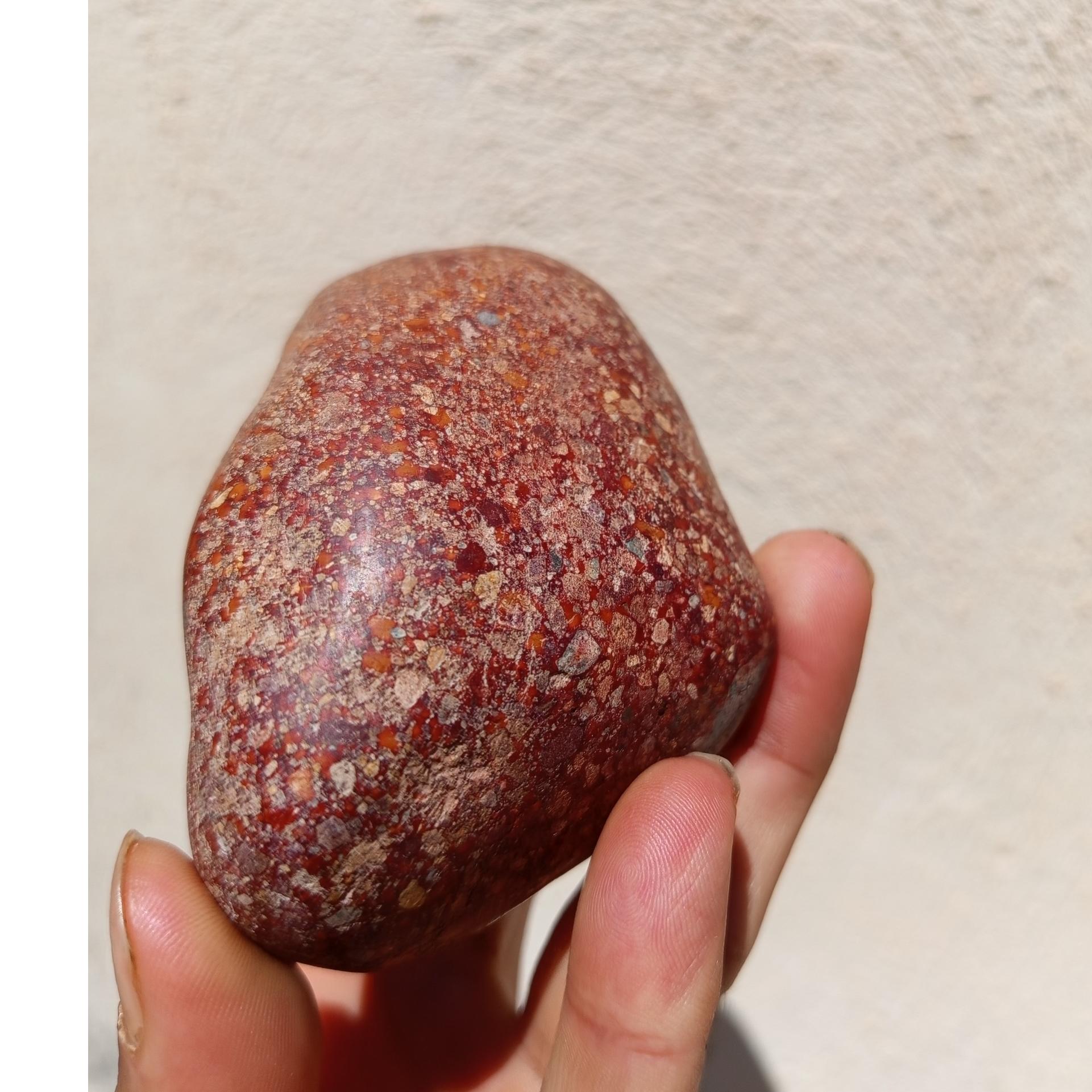 یک قطعه سنگ راف طبیعی احتمالا نوعی جاسپر