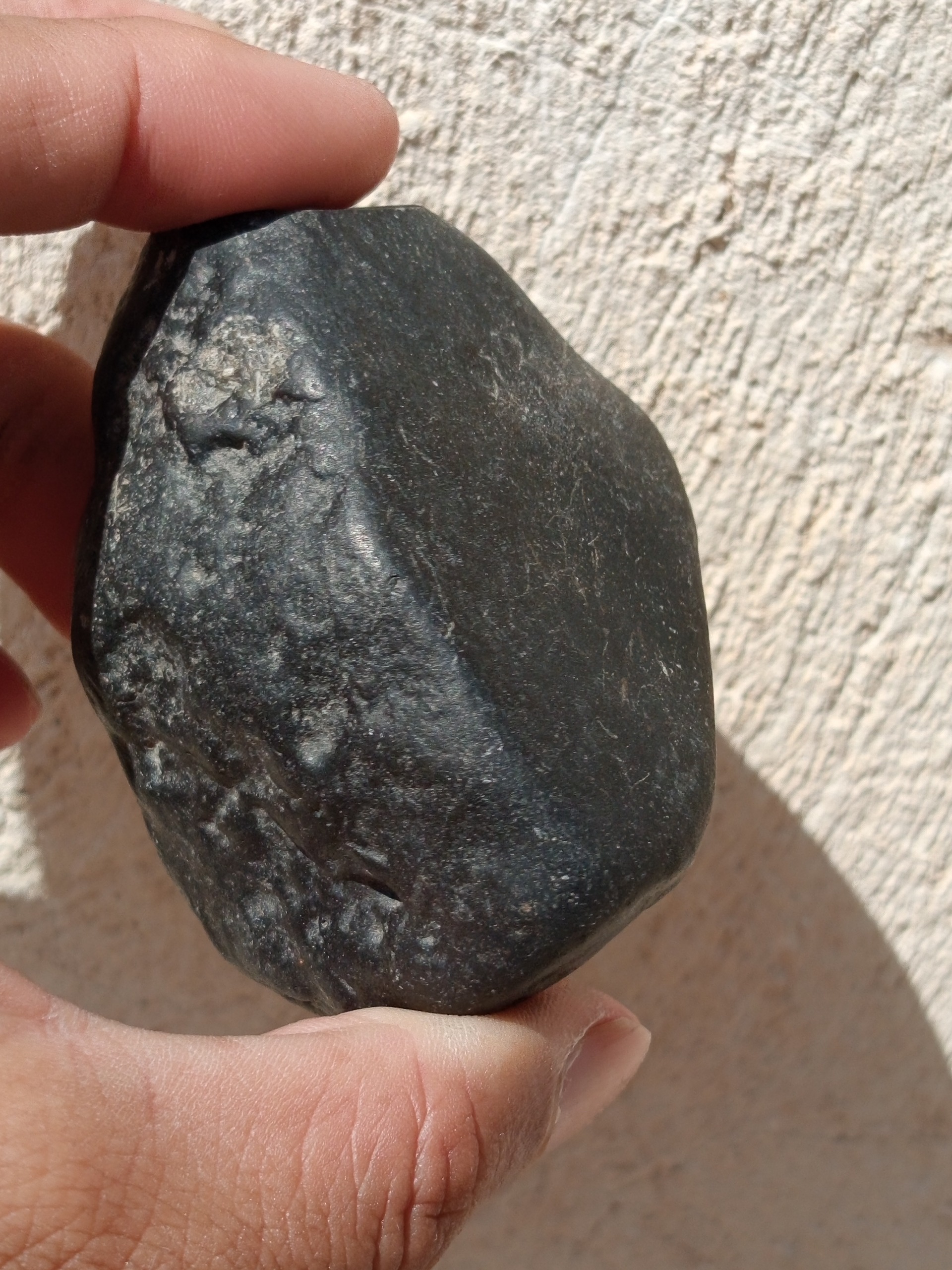یک قطعه شهابسنگ سیاه رنگ احتمالی
