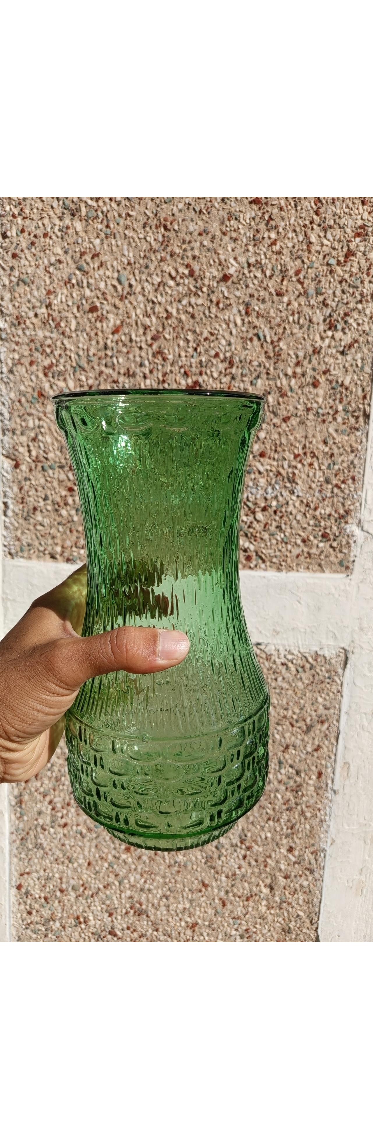 یک عدد گلدن قدیمی سبز رنگ شیشه ی ایرانی