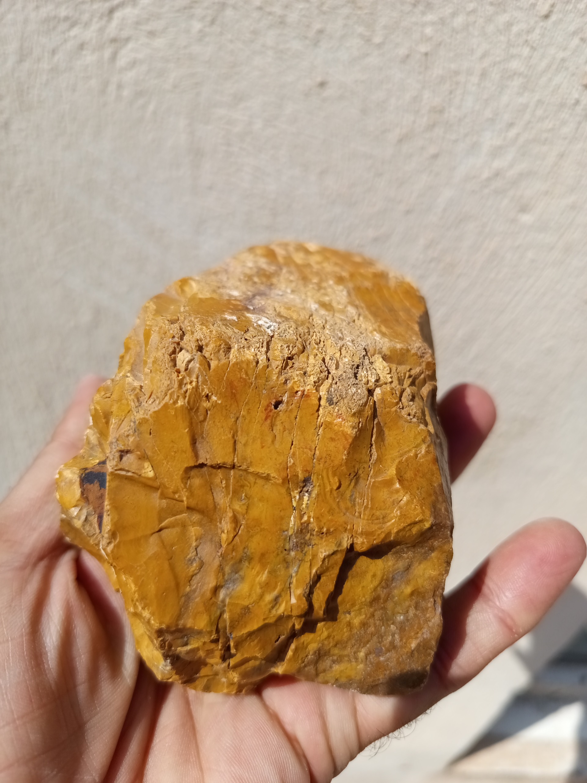 یک قطعه سنگ جاسپر زرد رنگ زیبا به وزن 950 گرم