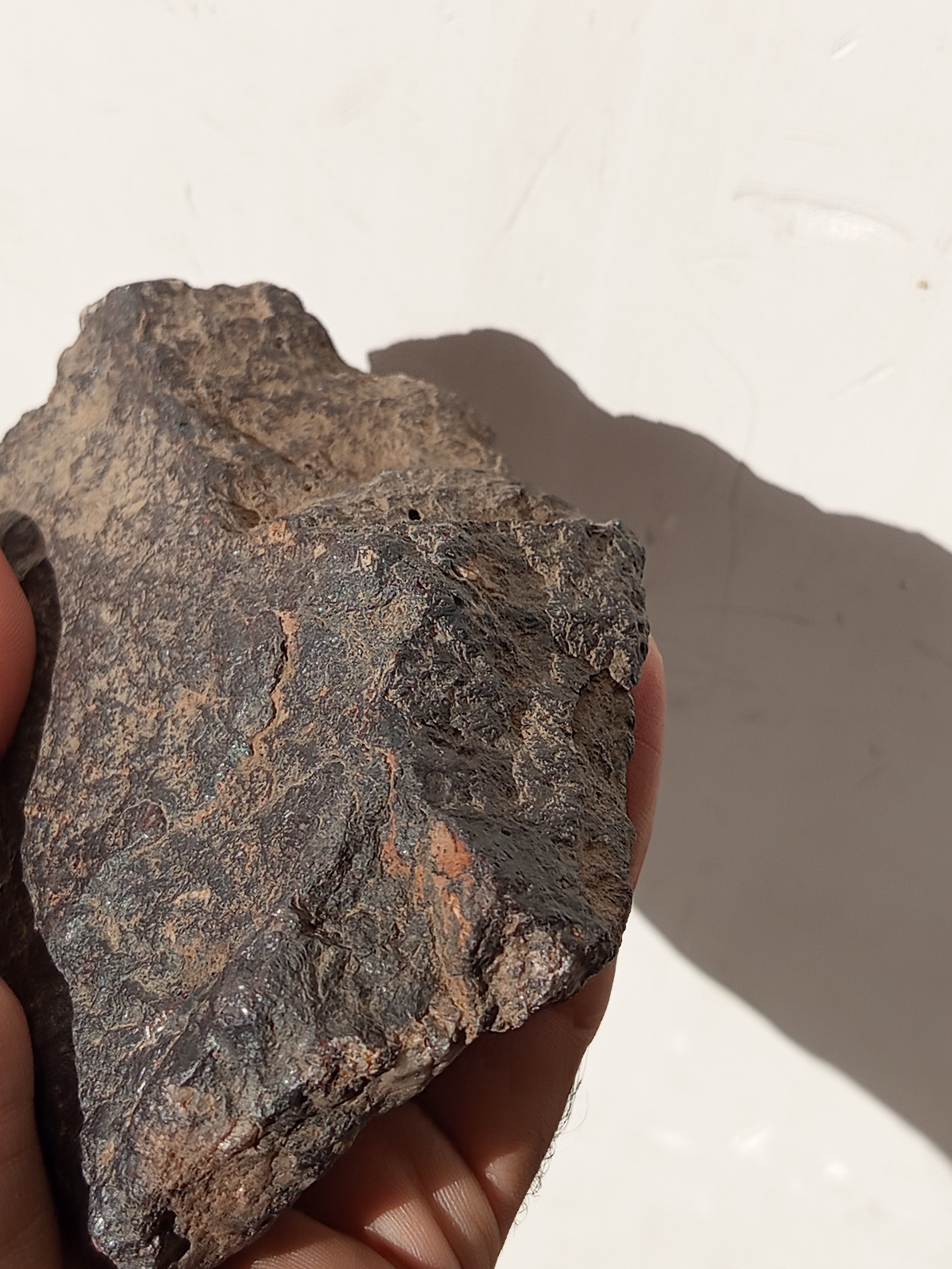 یک قطعه سنگ آهن دار مشکوک به شهابسنگ