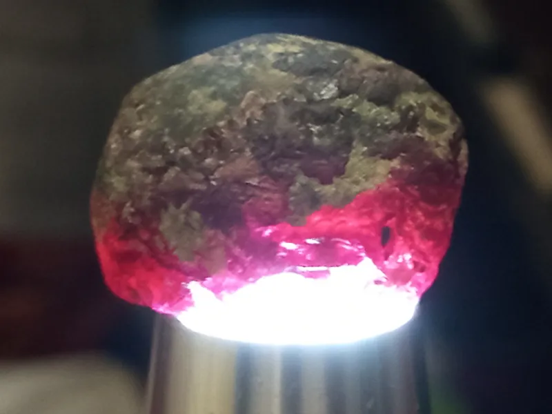 یک قطعه سنگ راف گارنت قرمز شفاف بی نظیر