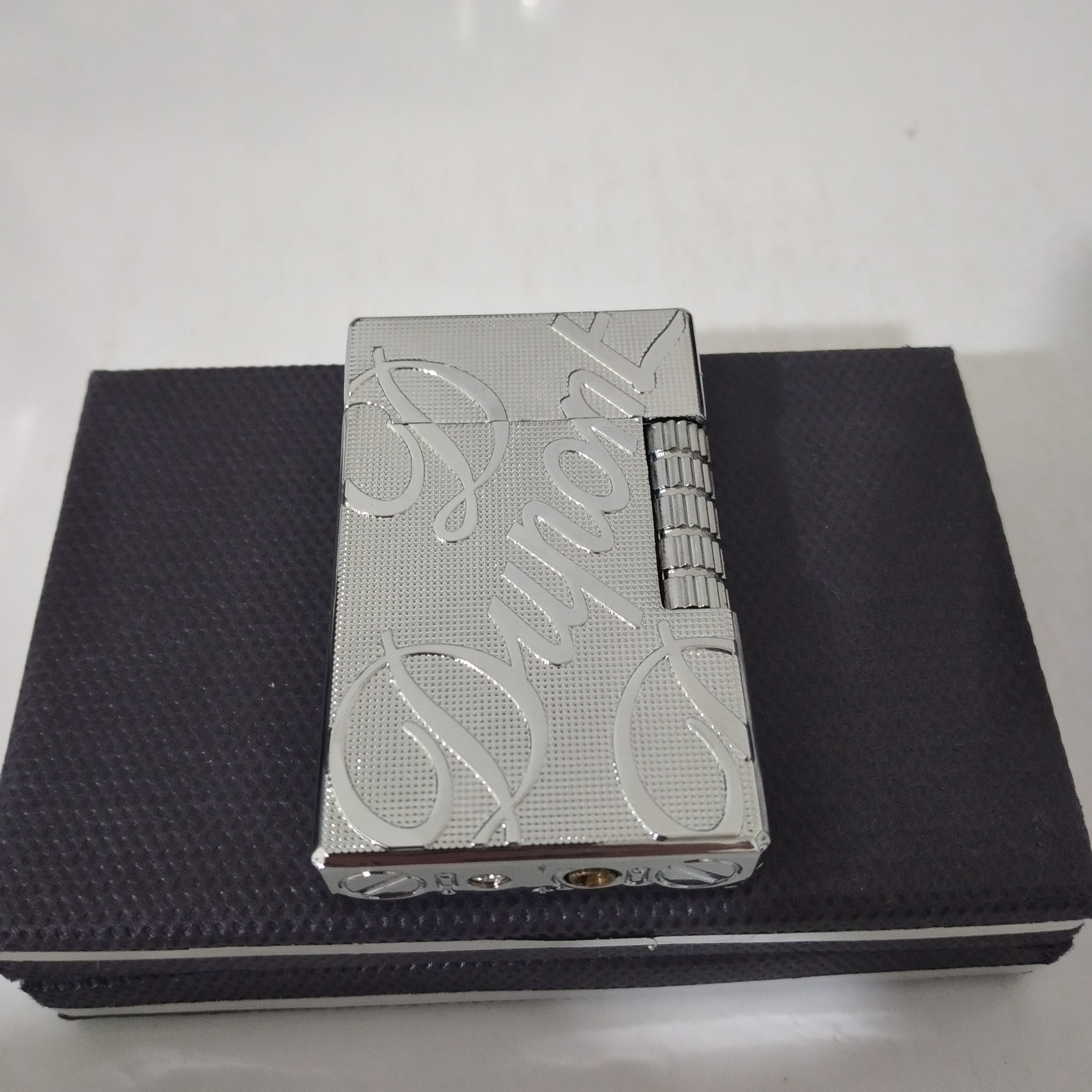 فندک گازی بغل زن همراه جعبه