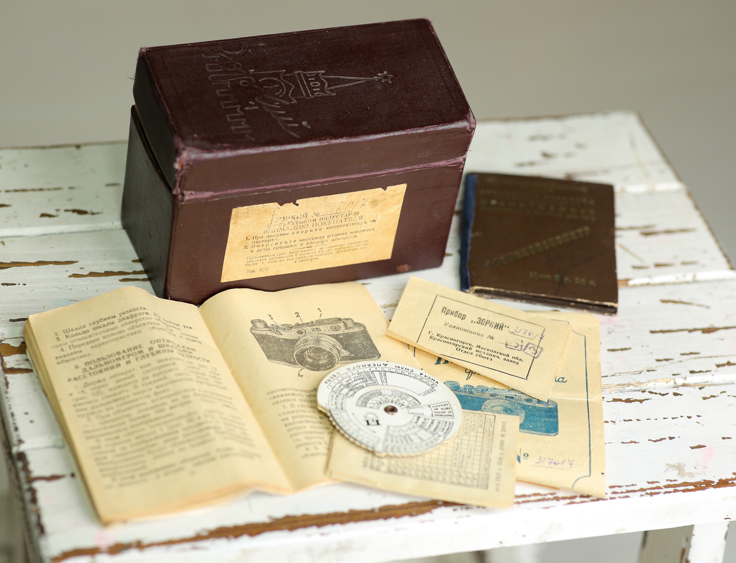 کارتن و دفترچه با جدول دایره نورسنجی دوربین عتیقه