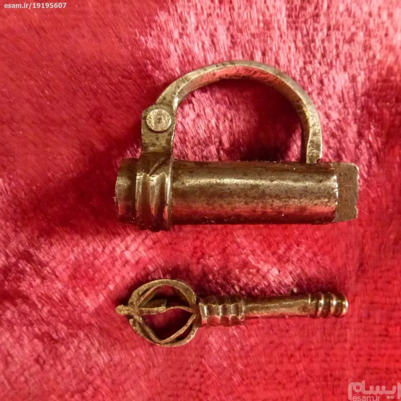 قفل کوچک بسیار قدیمی و منحصربفرد - طول 3 سانتیمتر