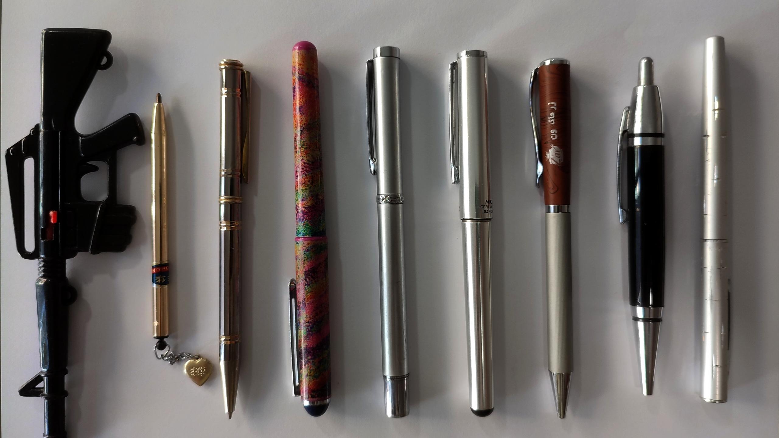 تعدادی روانویس و خودکار