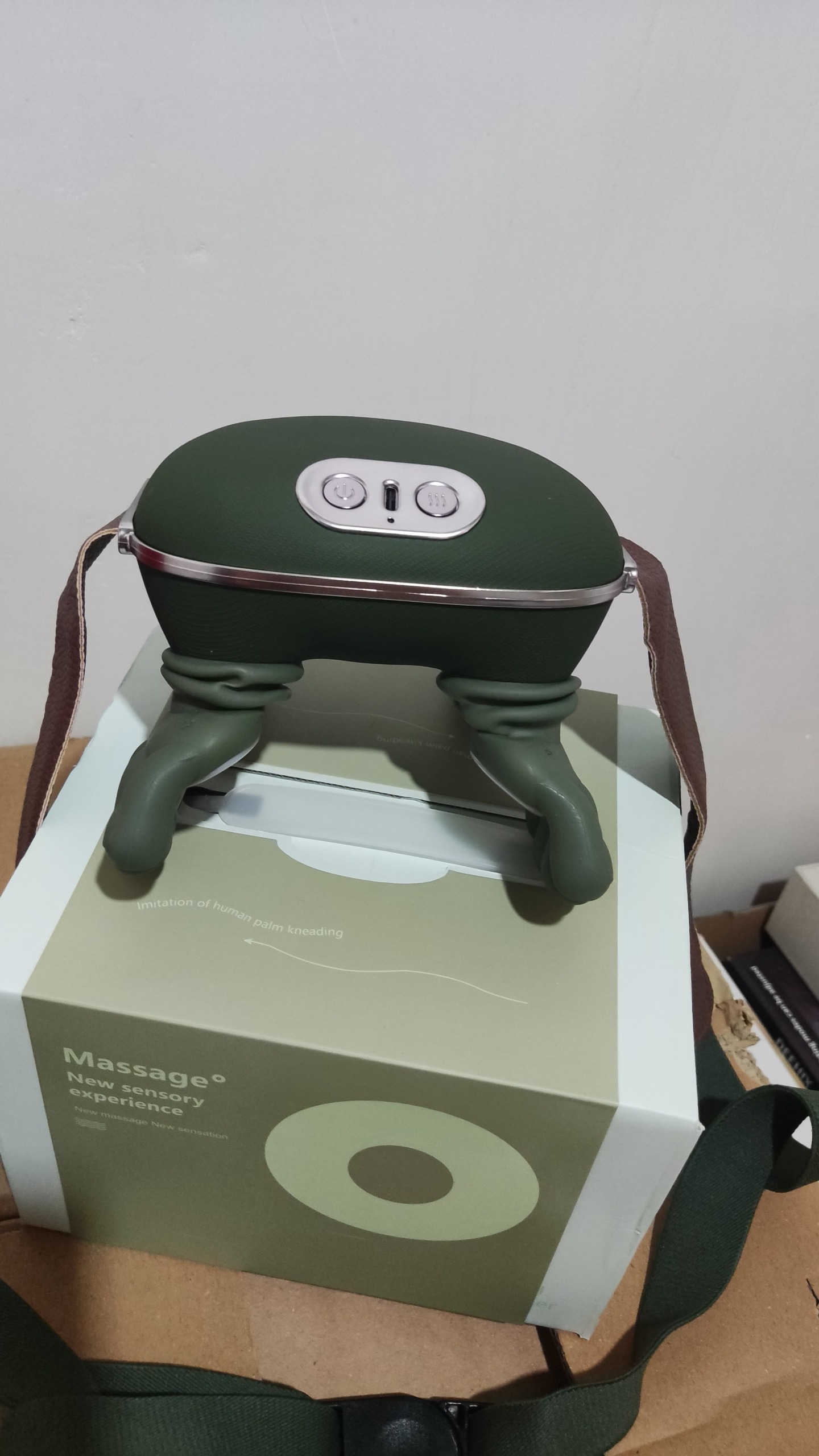 ماساژور گردن طرح دست