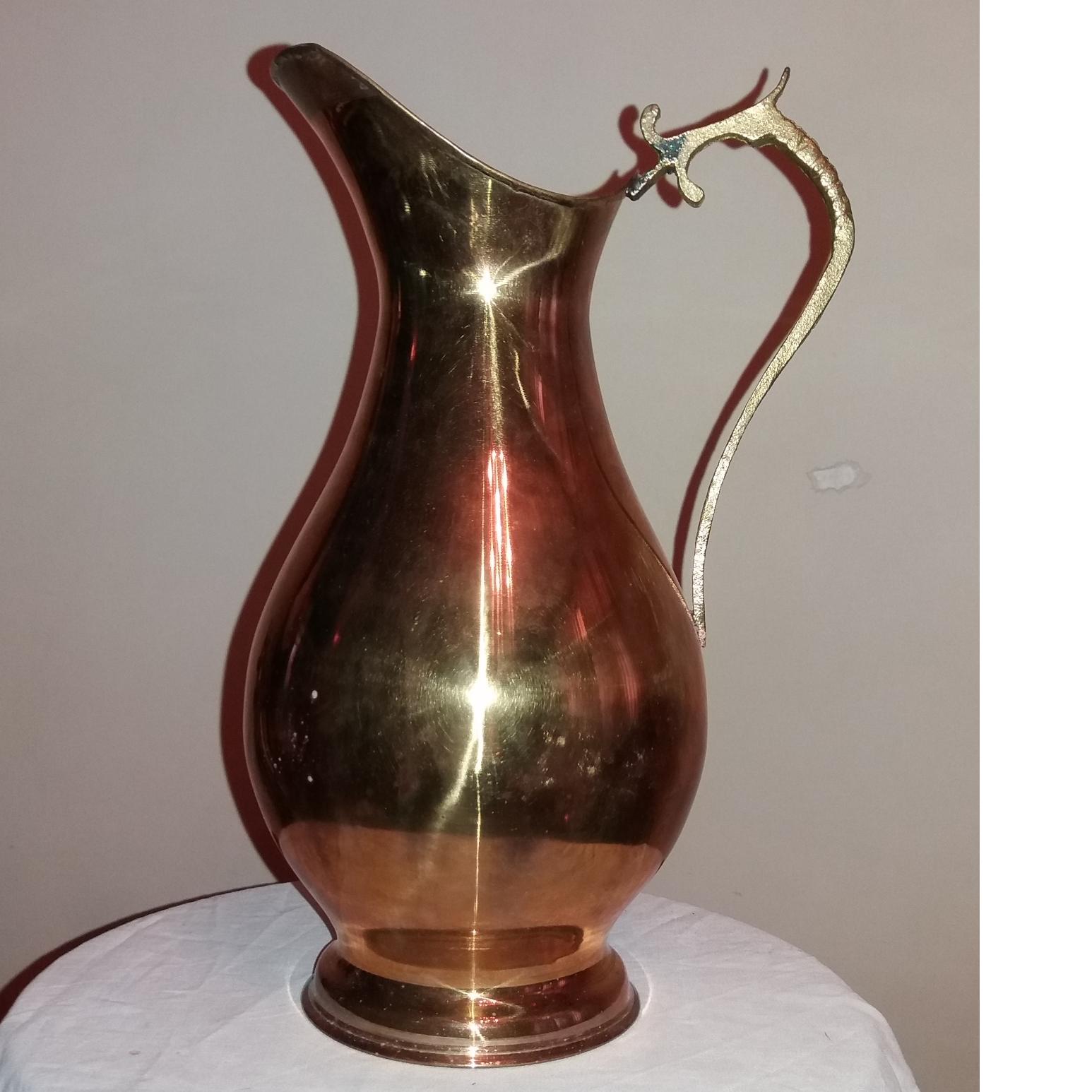 پارچ مسوار یا برنجی کنار سماوری