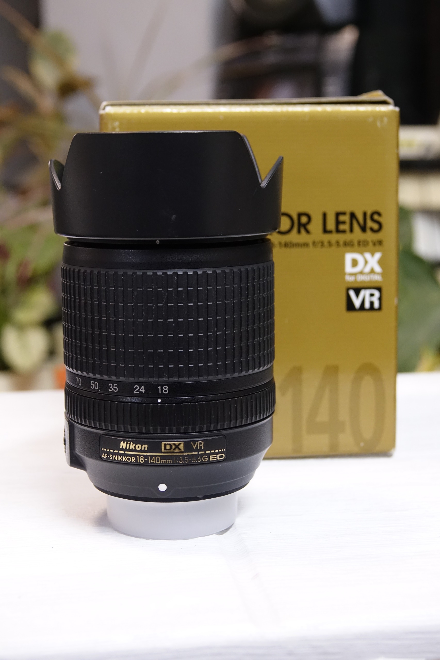 لنز نیکون 18-140 در حدنو با جعبه