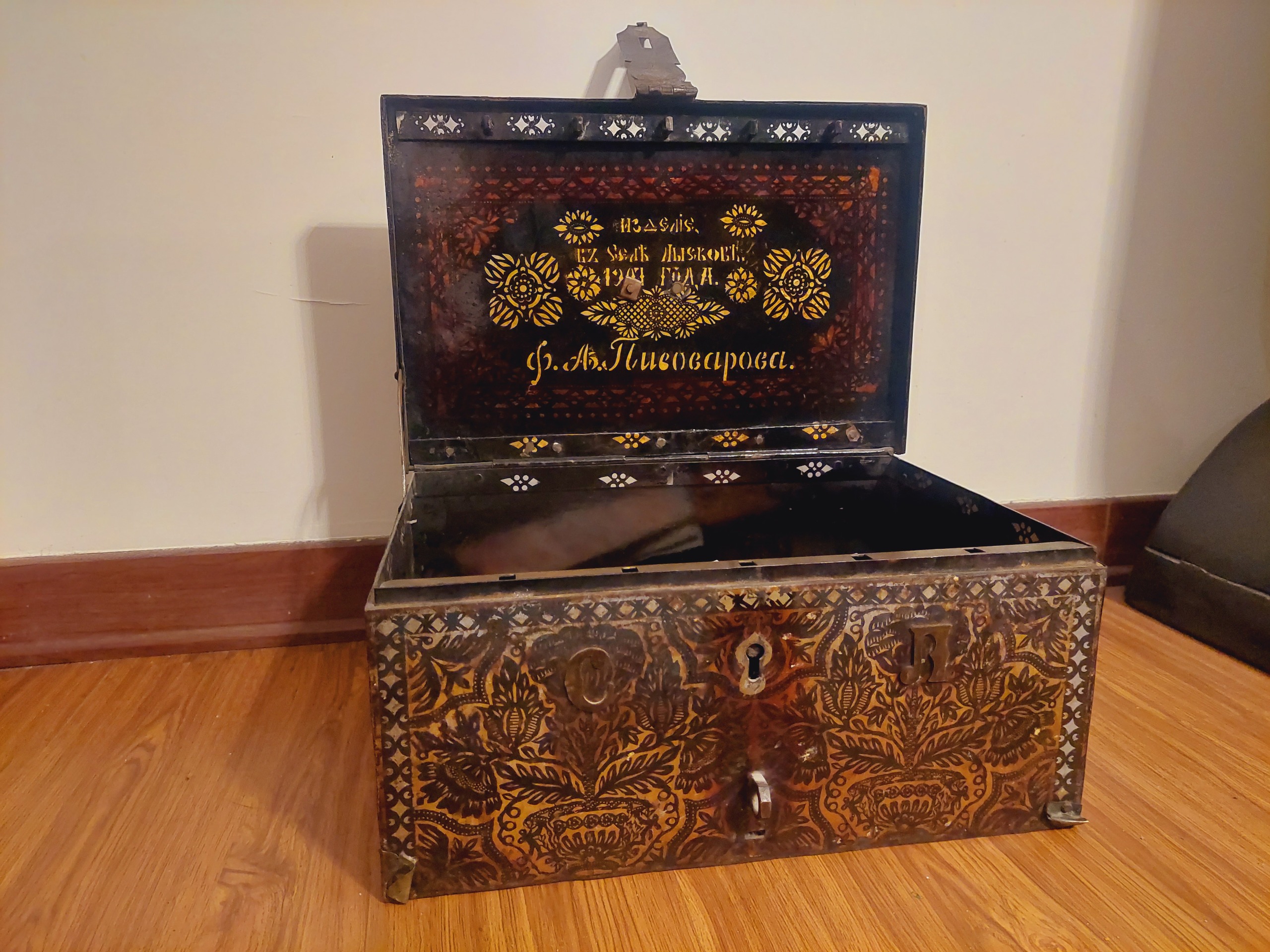 صندوق روسی قدیمی بزرگ