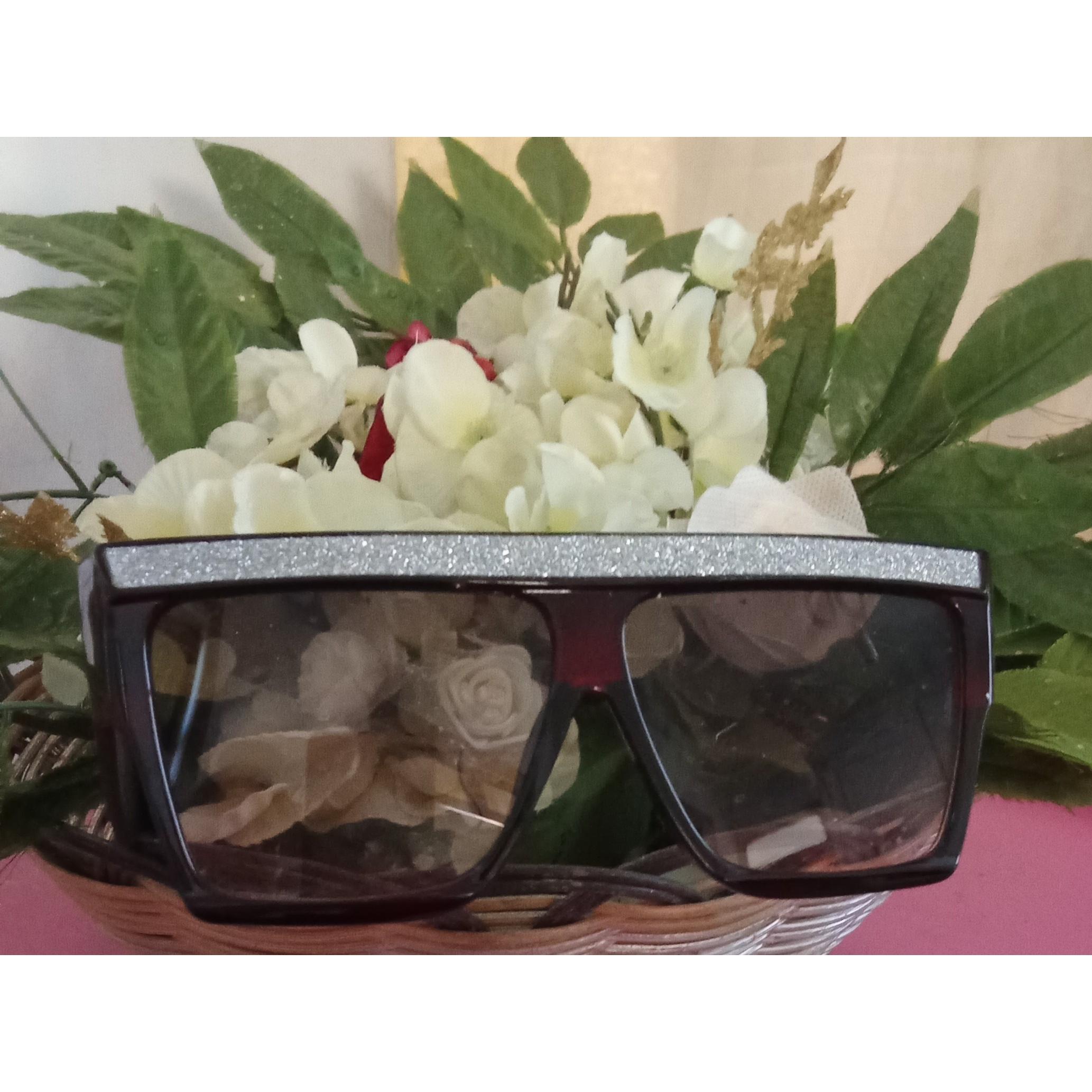 دوعددعینک آفتابی زنانه و مردانه باقیمت پایین