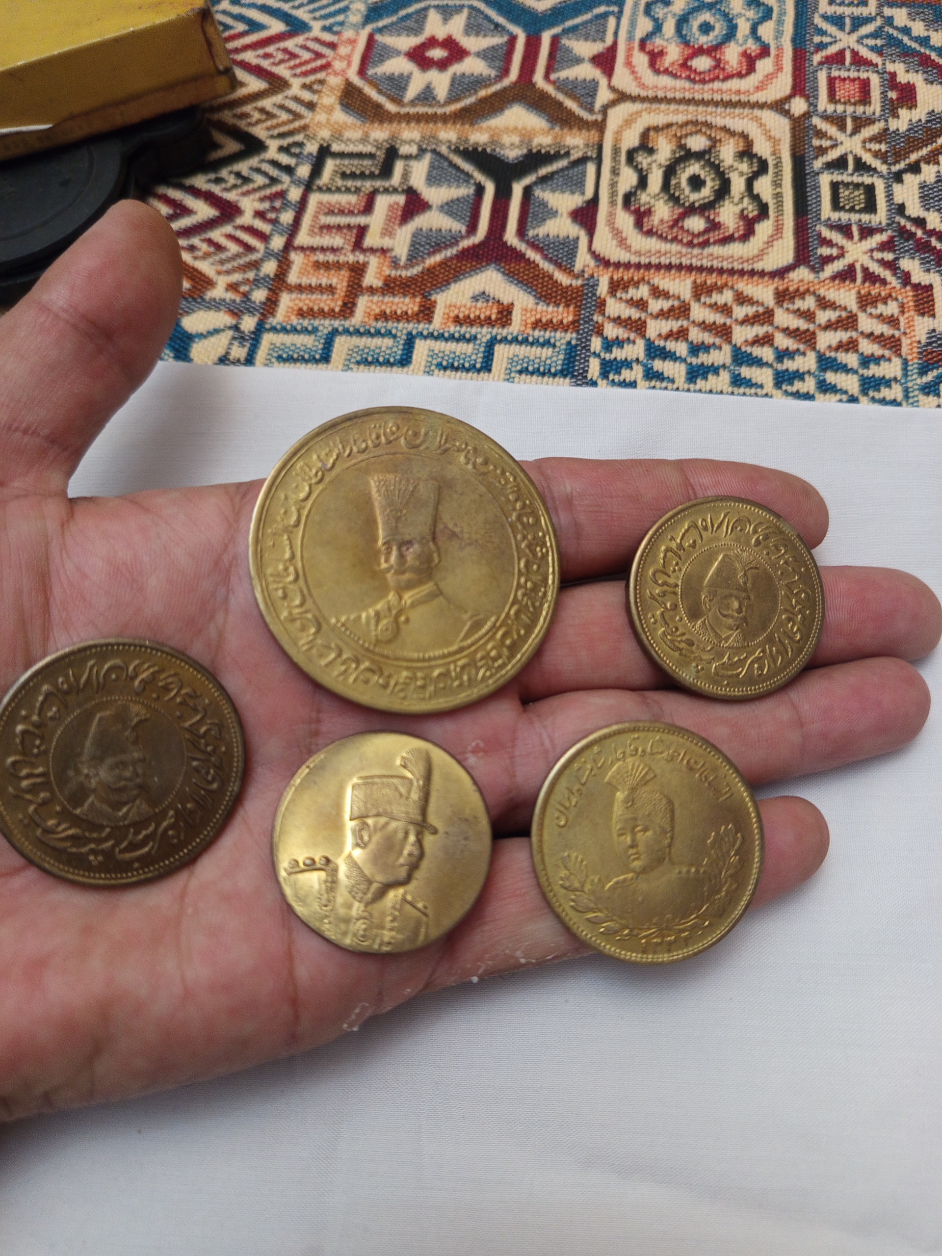یک ناصر دینشاه یک احمد شاه یک رضا شاه