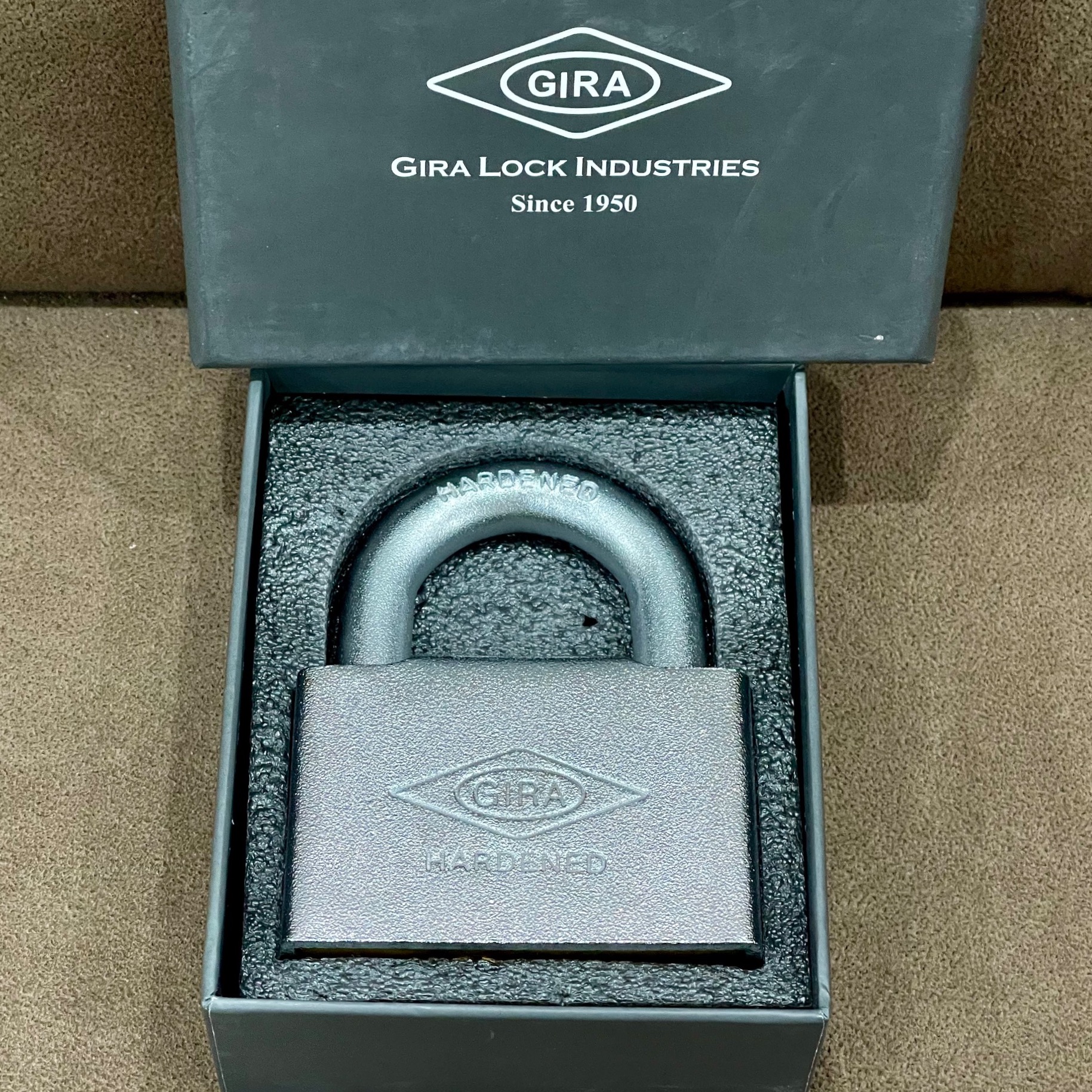 قفل آویز نو و آکبند گیرا کد 032 GIRA