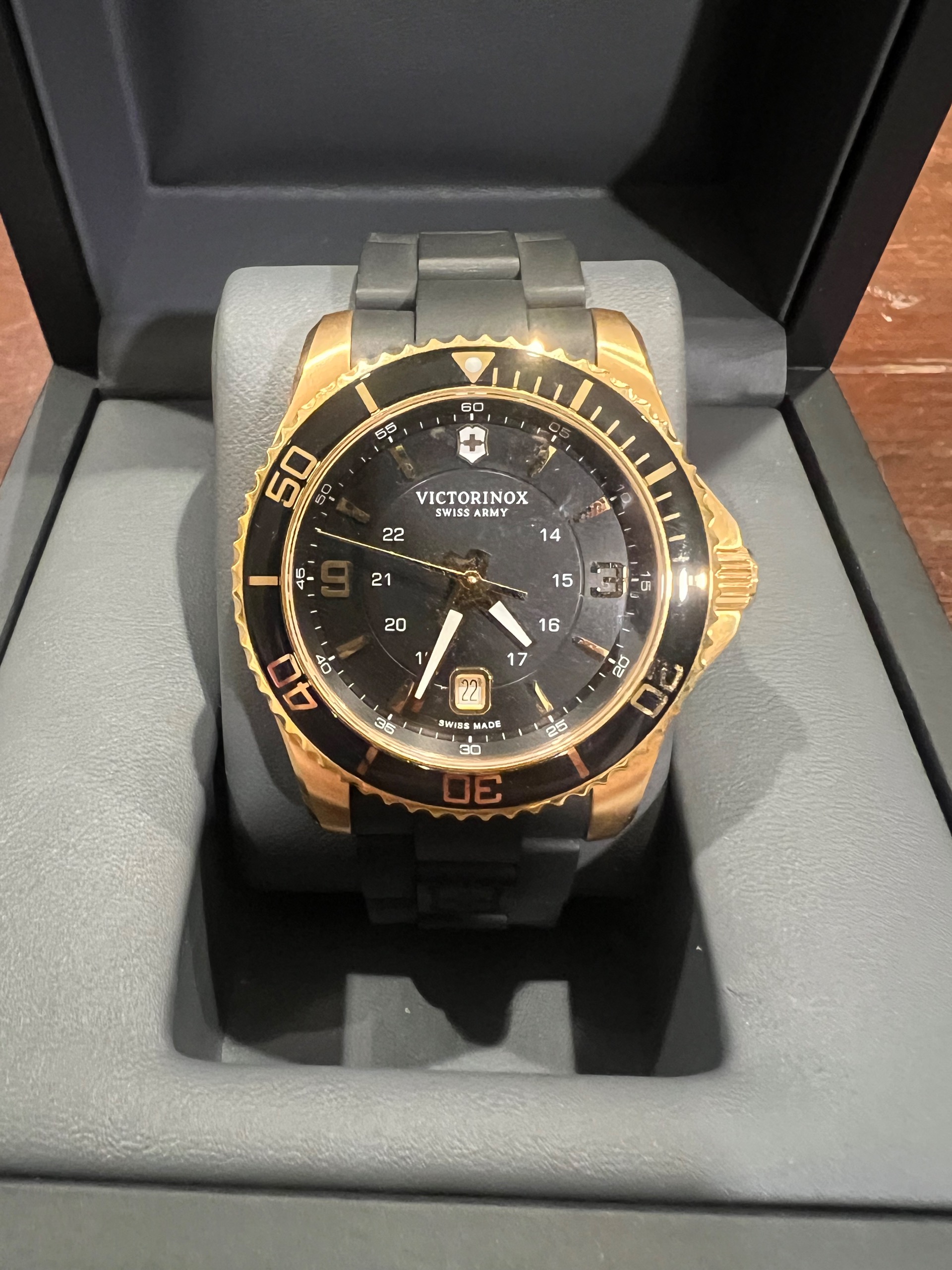 ساعت victorinox مدل swiss army maverick rose gold