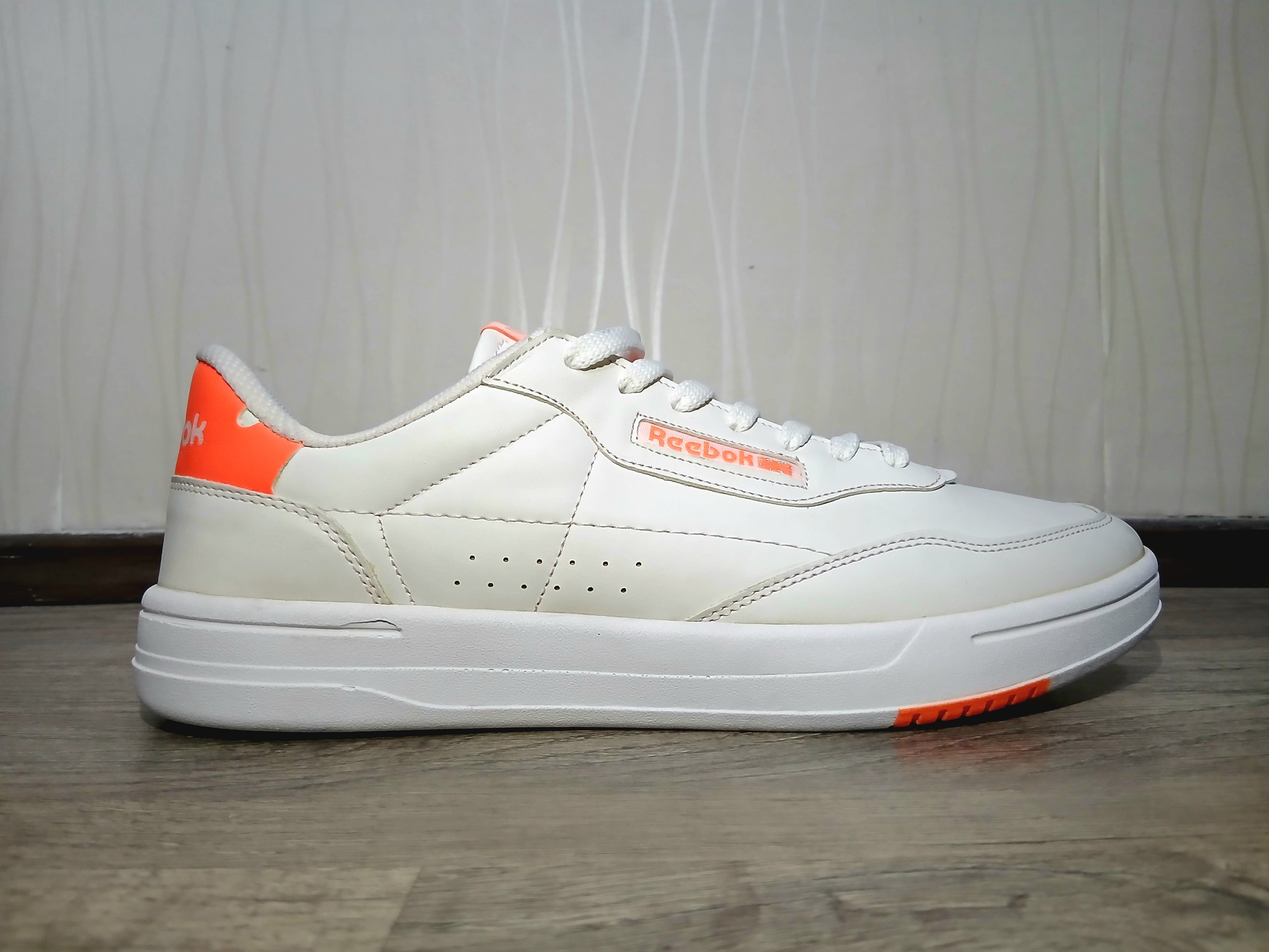کتونی سفید نارنجی Reebok Classic (سایز 44) نو