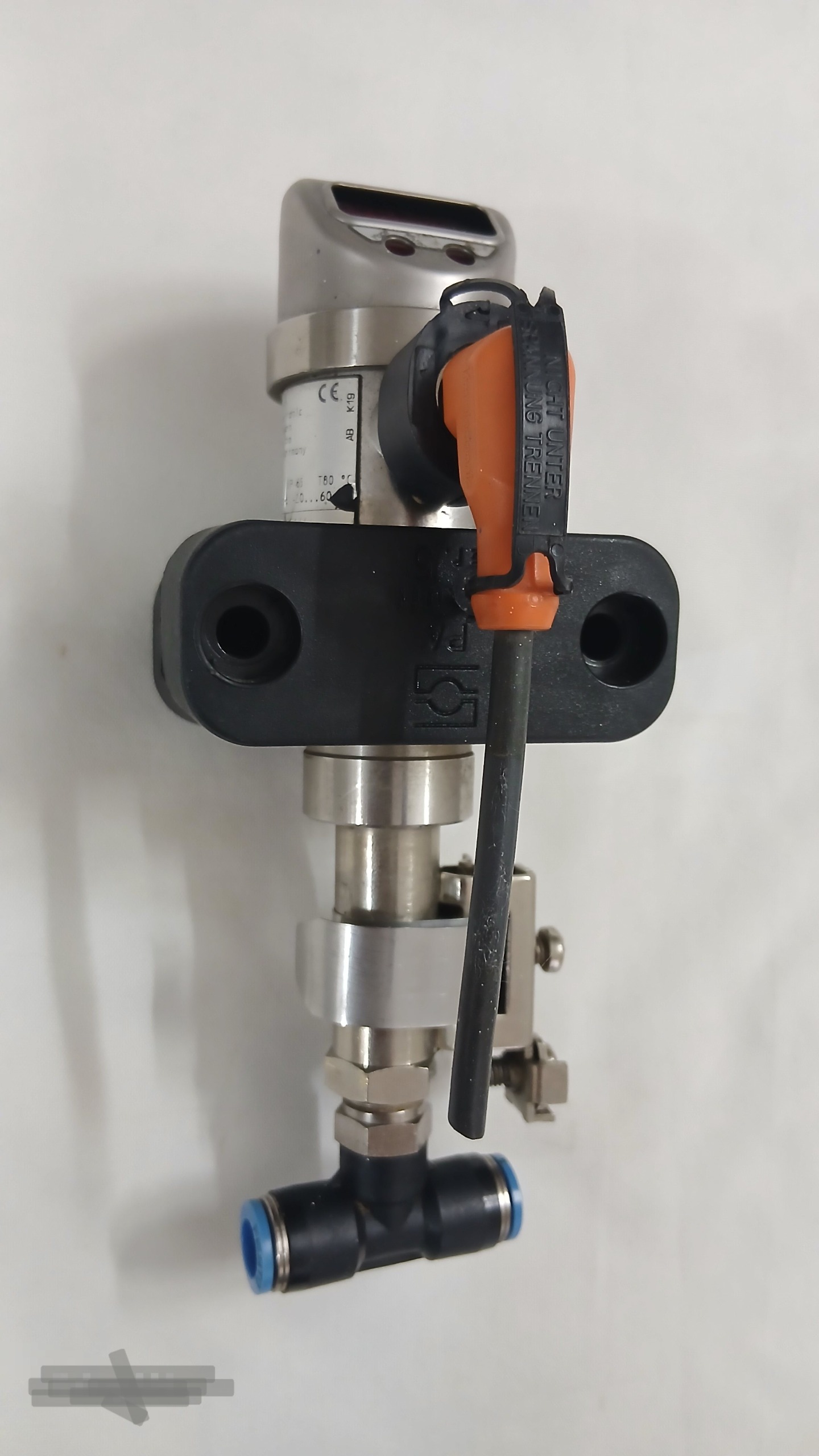 سنسور فشار پنوماتیک صنعتی ifm مدل PN004A