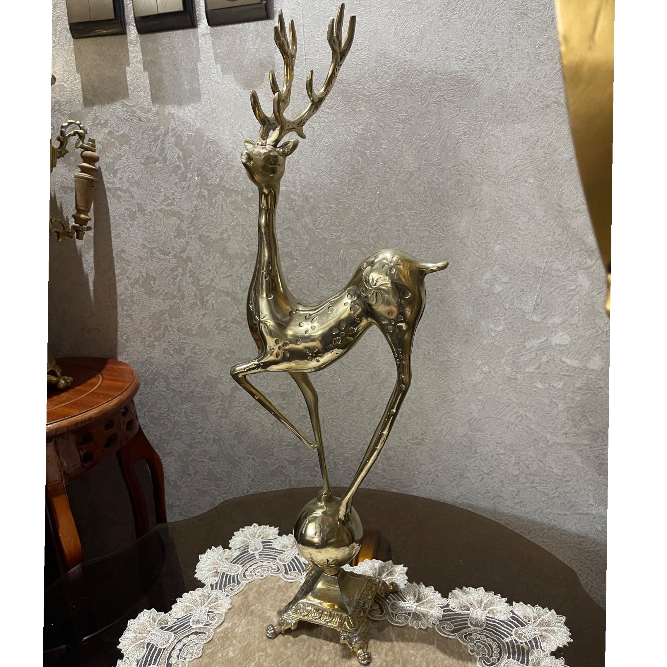 مجسمه برنز گوزن شاخدار روی گوی بزرگ