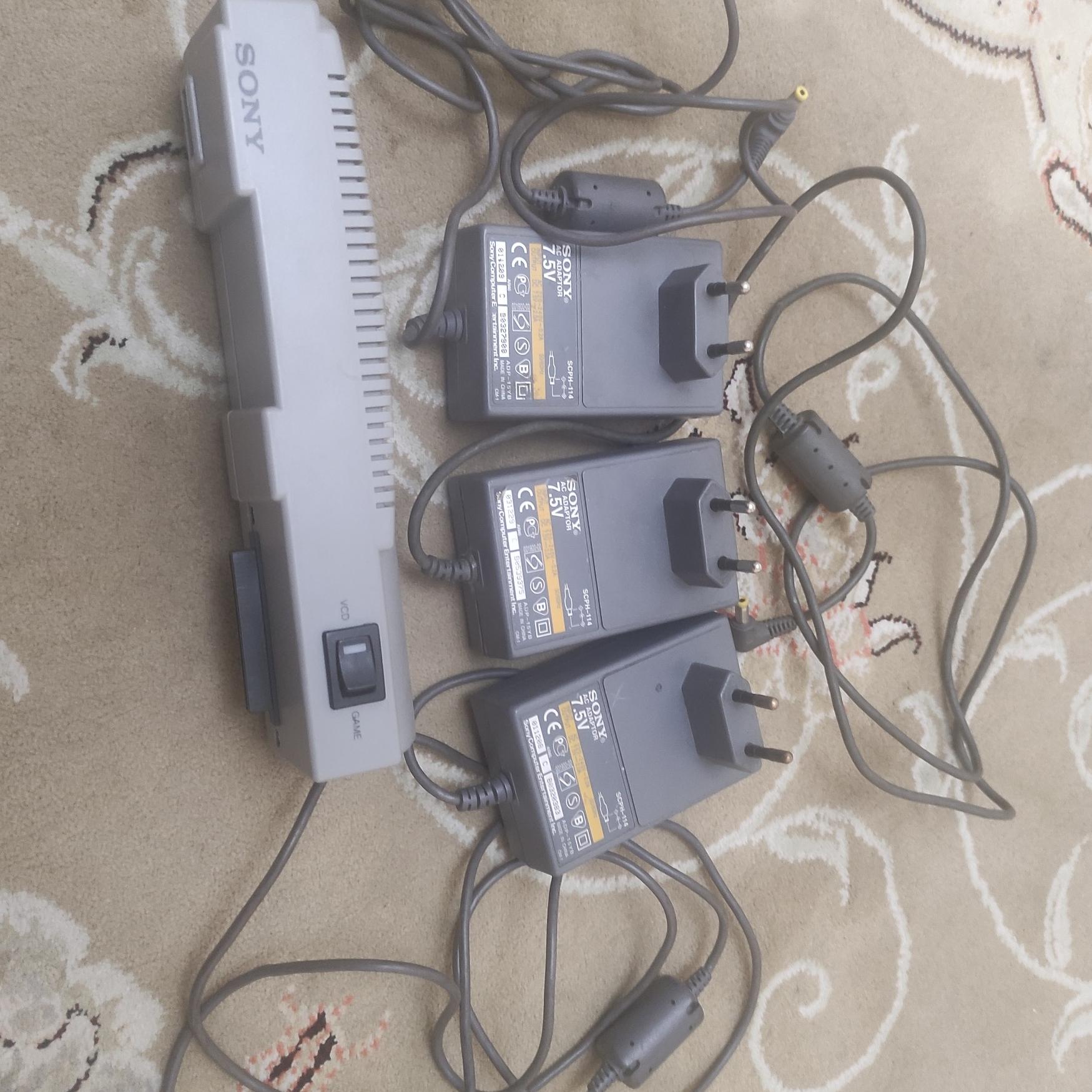 سه عدد آداپتور و یک عدد مووی کارت پلی استیشن 1