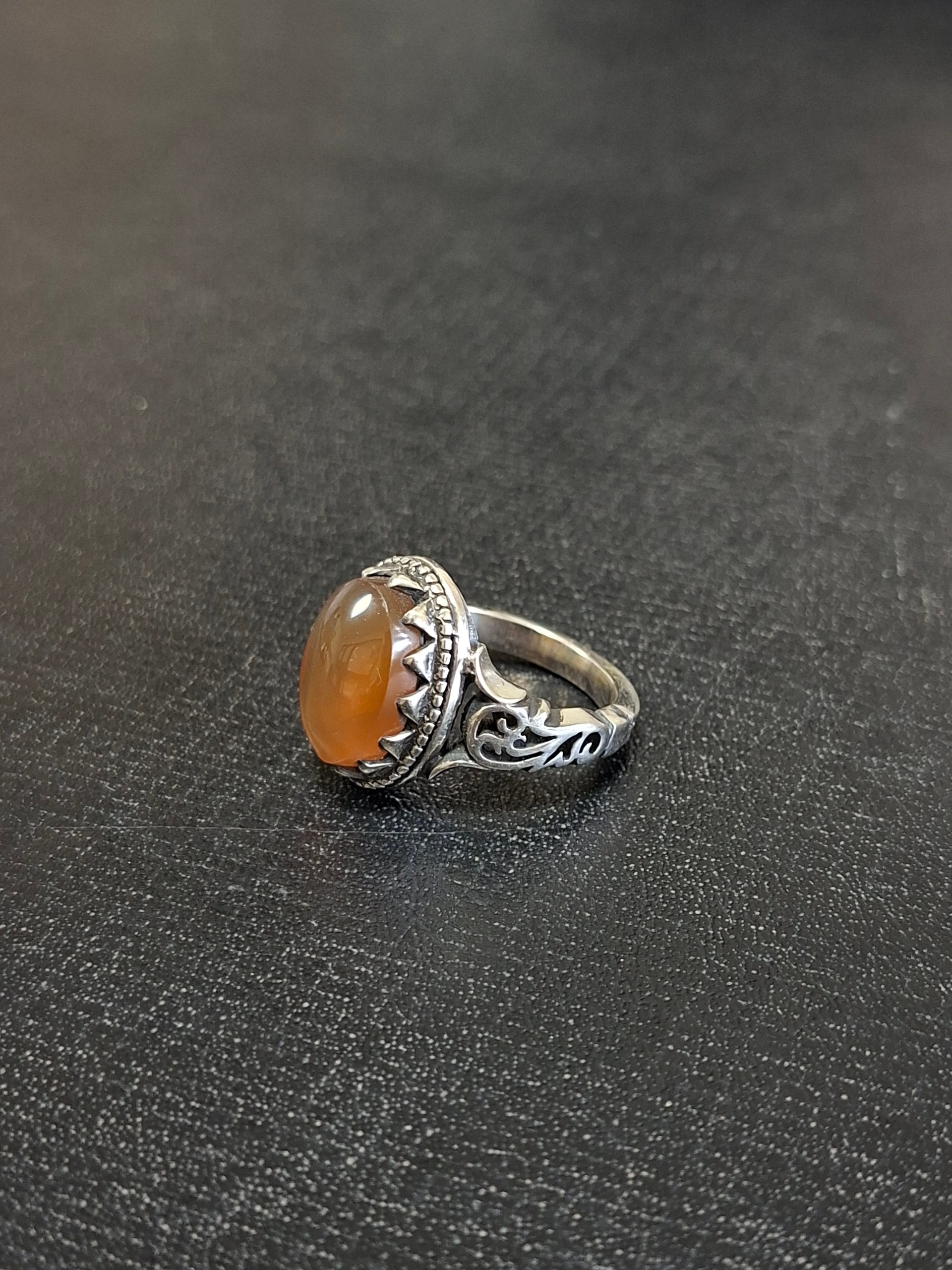 انگشتر نقره عقیق عسلی یمنی رکاب شبکه طرح گل