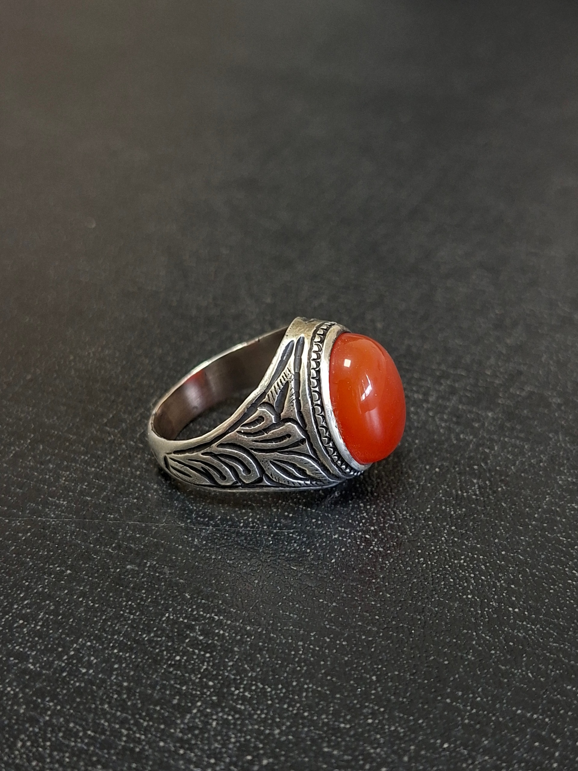 انگشتر نقره عقیق پرتغالی رکاب قلمزنی سیاهقلم