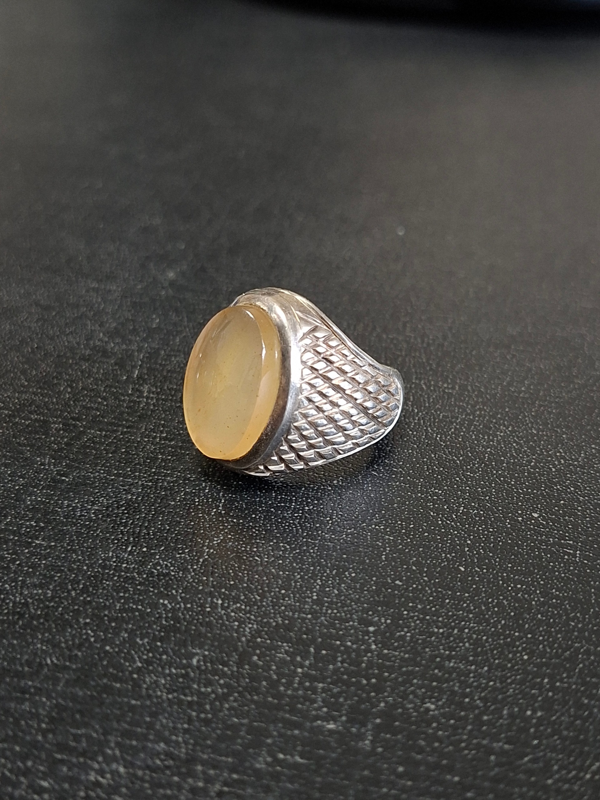 انگشتر نقره عقیقهای نباتی معدنی