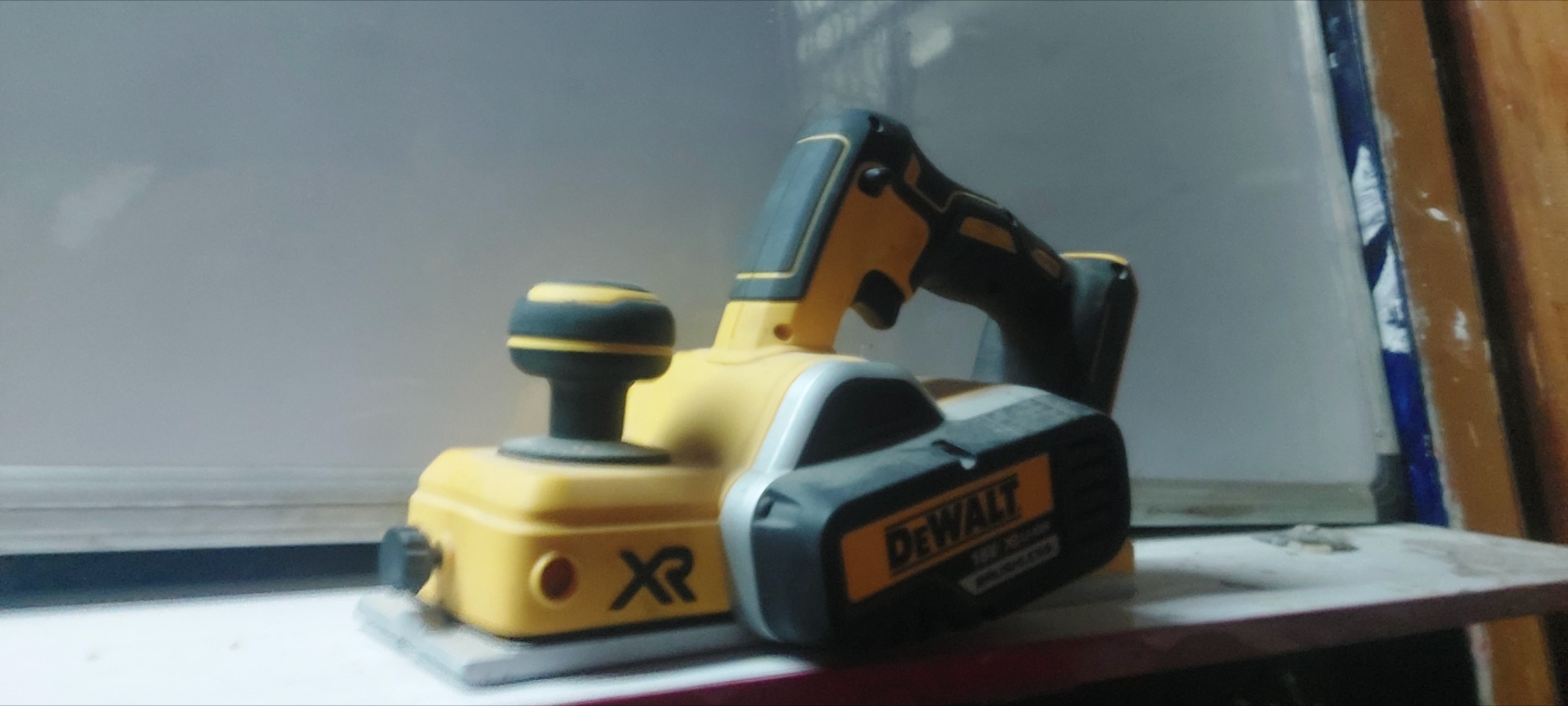 رنده کارگاهی شارژی دیوالت DCP580-xe تنه خالی