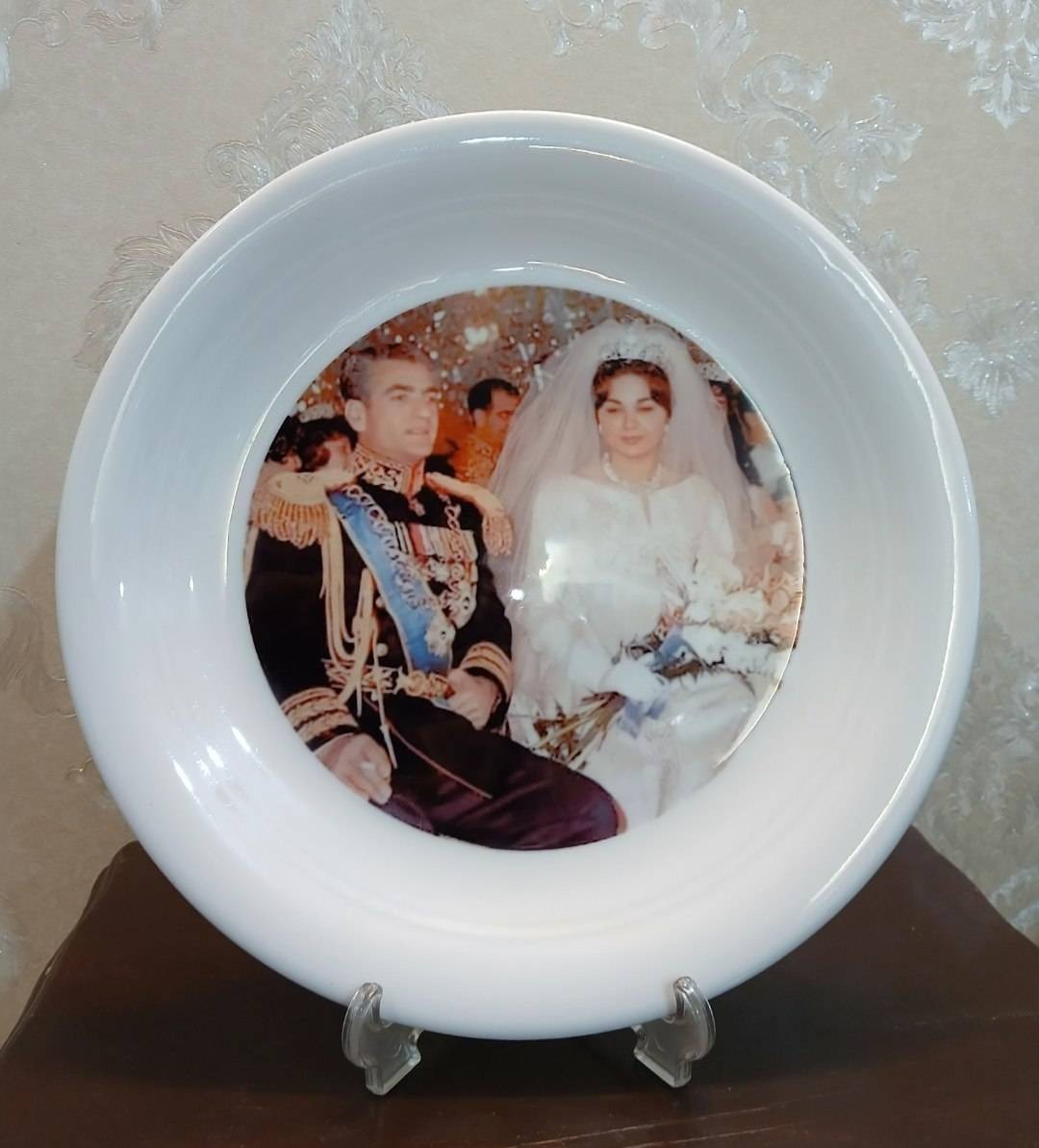 بشقاب چینی با عکس شاه و فرح