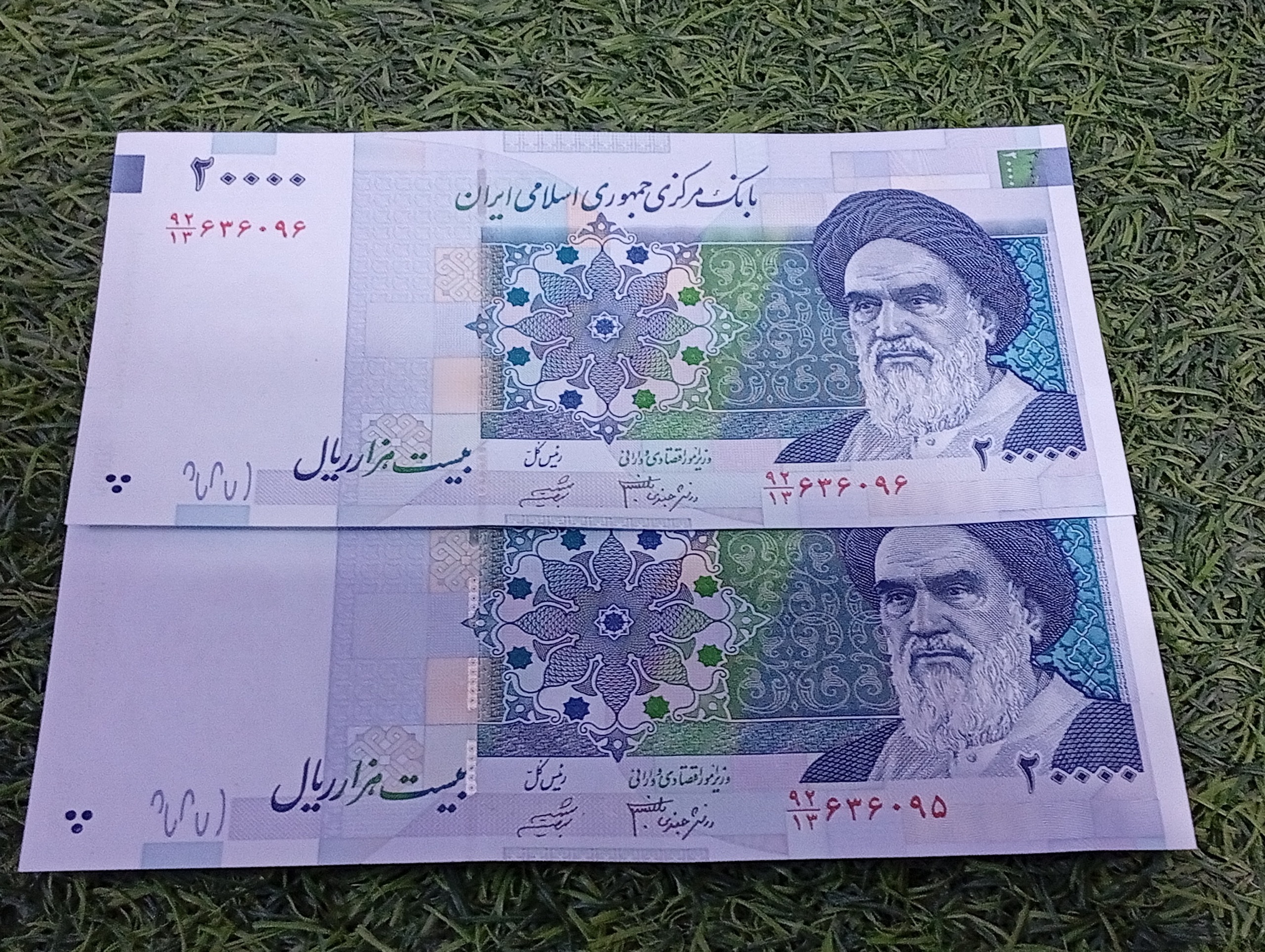 دوتا اسکناس دوهزاری سی و سه پل